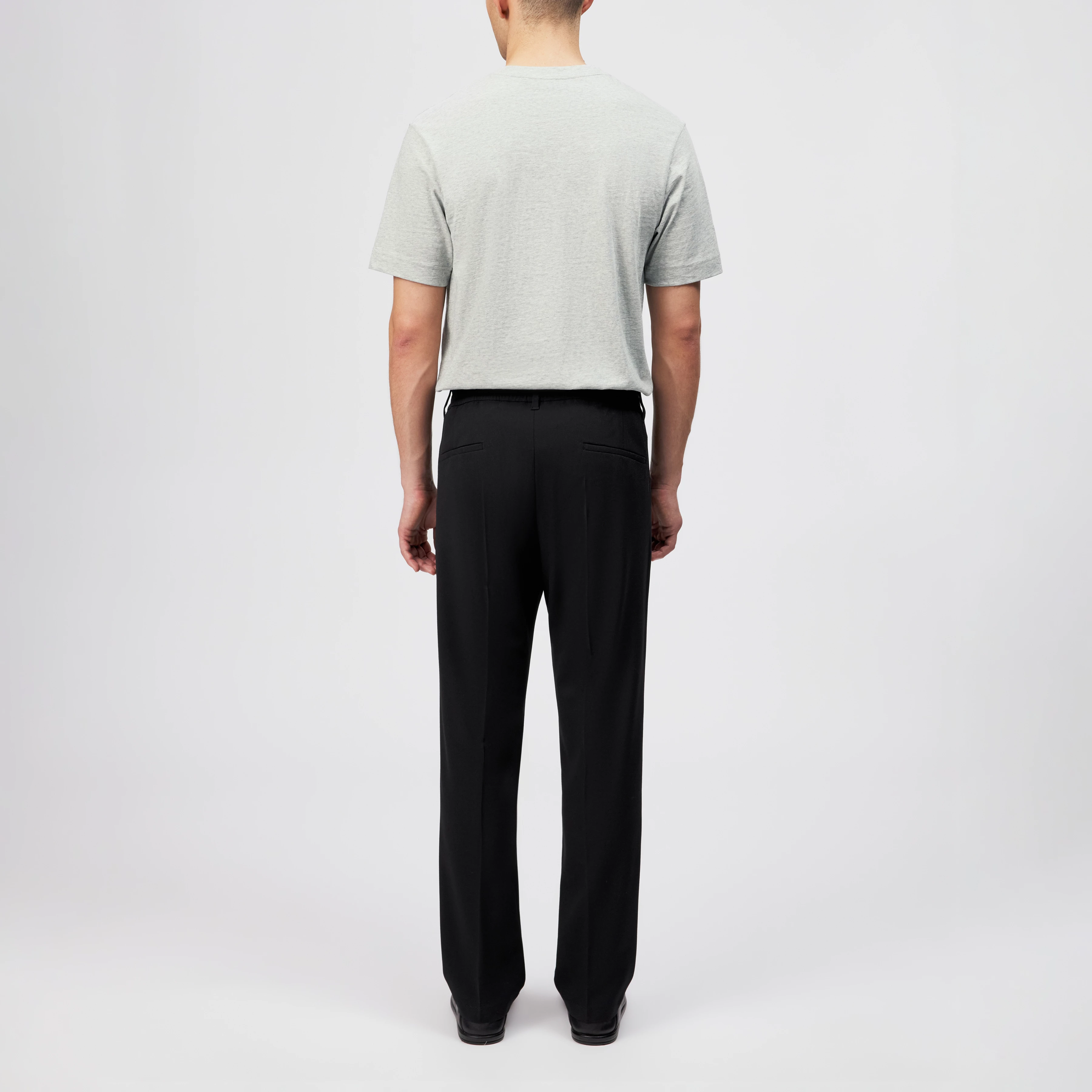 CHASY_RGLR - Casual trousers with pleats in gabardine - men - black - Rückansicht