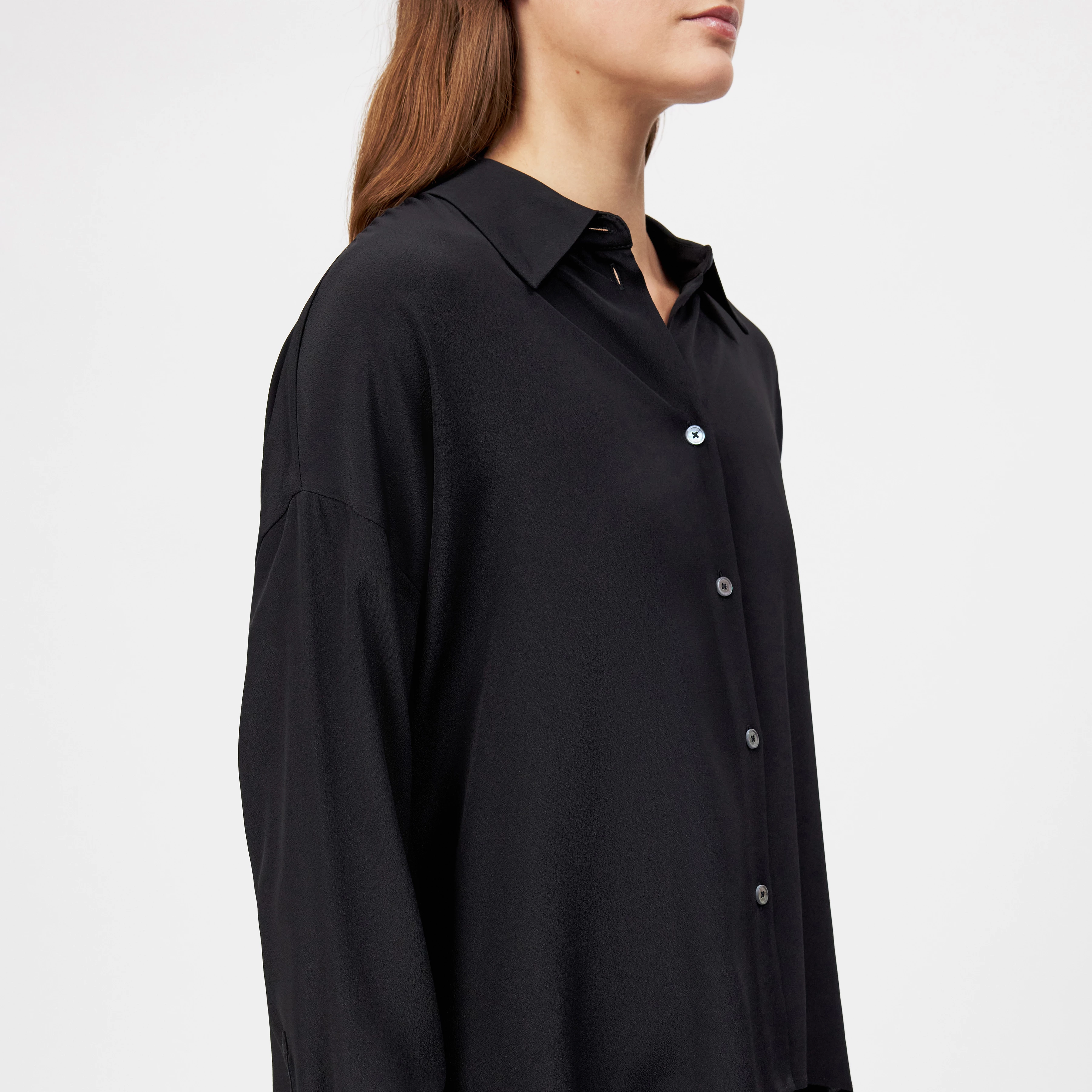 CLOELIA - Classic shirt blouse in silk blend - women - Natural Aluminium - Detailansicht am Model