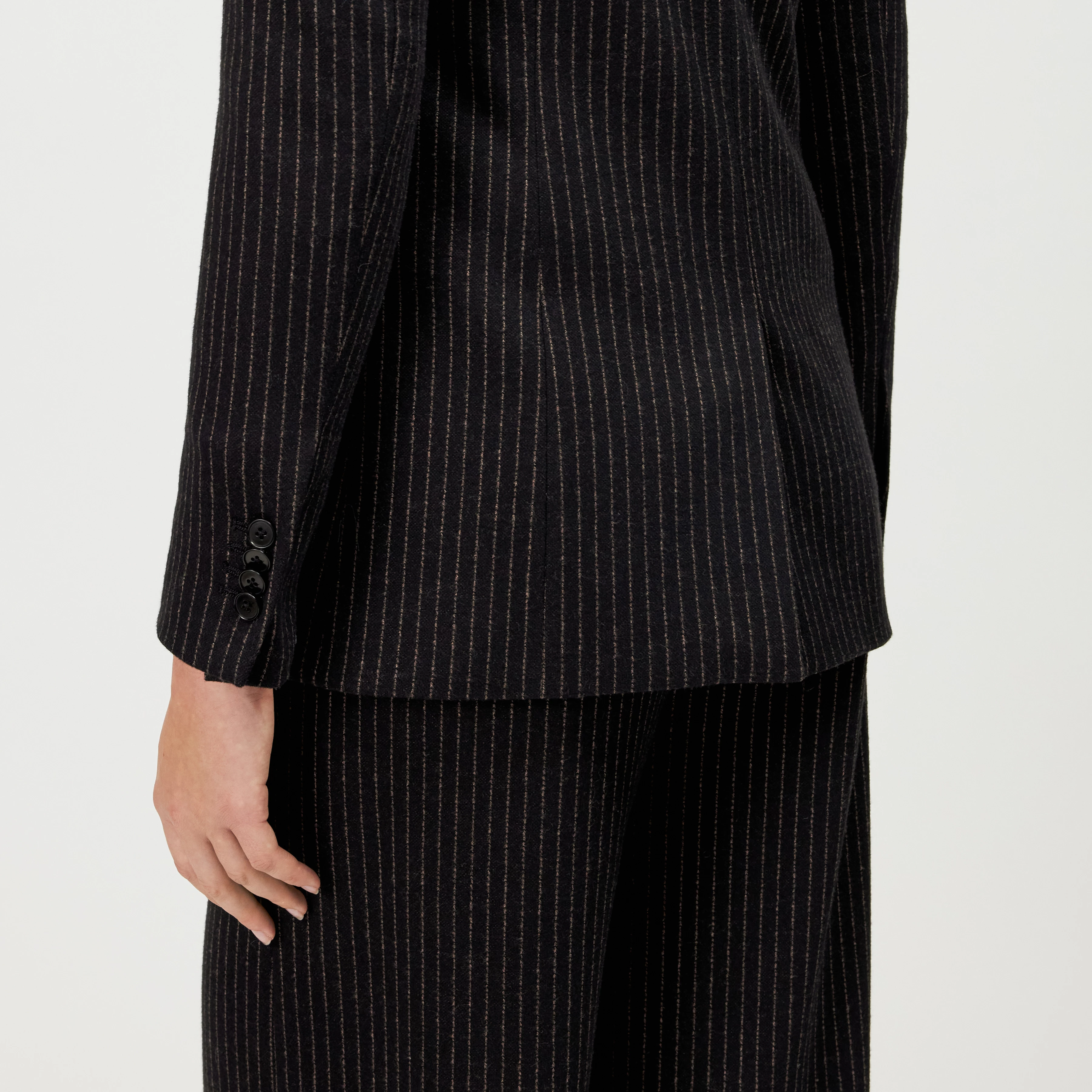 ATLIN_2 - Pinstripe single-button blazer - women - brown - Detailansicht am Model