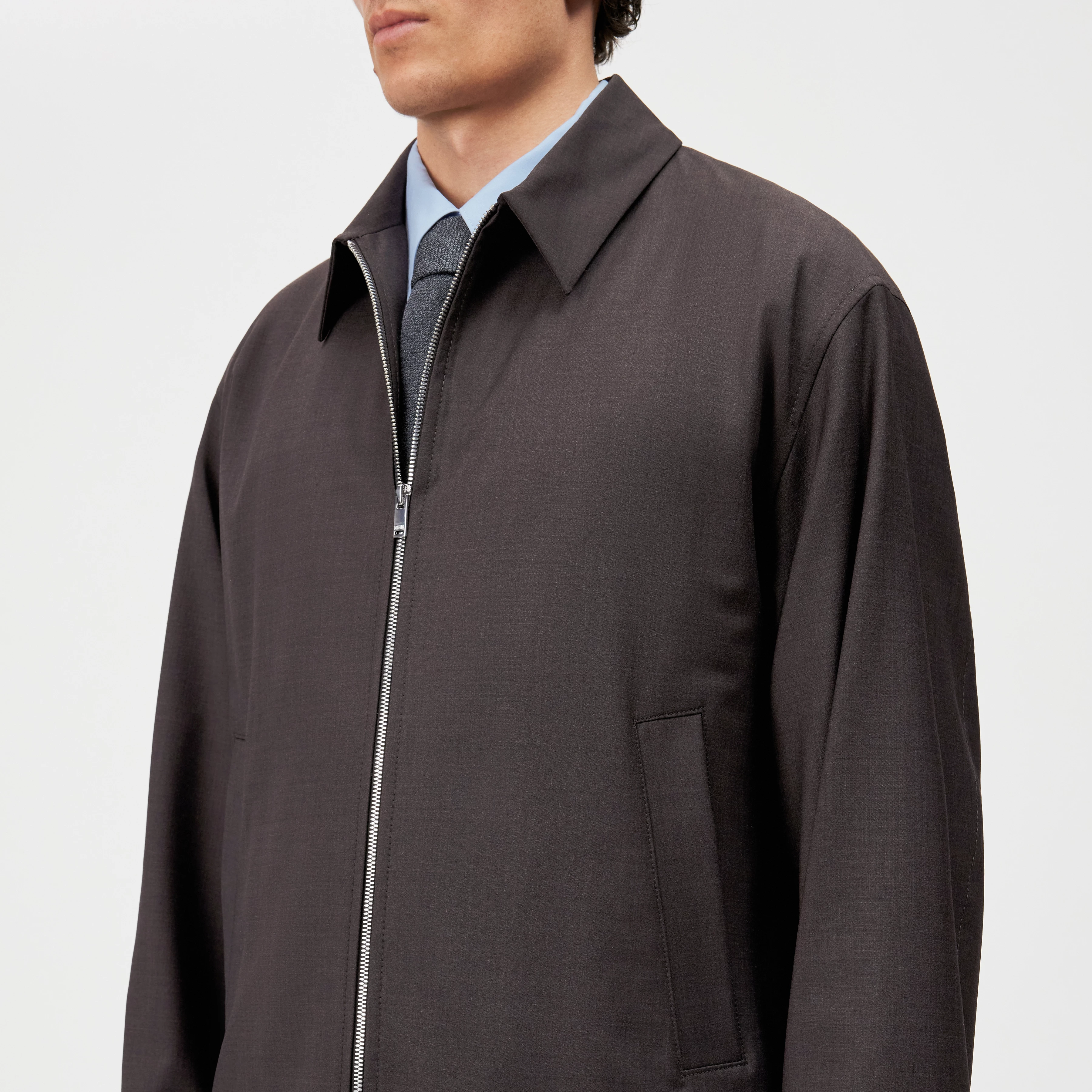 RIKKO - Relaxed fit jacket in flowing fabric - men - brown - Detailansicht am Model
