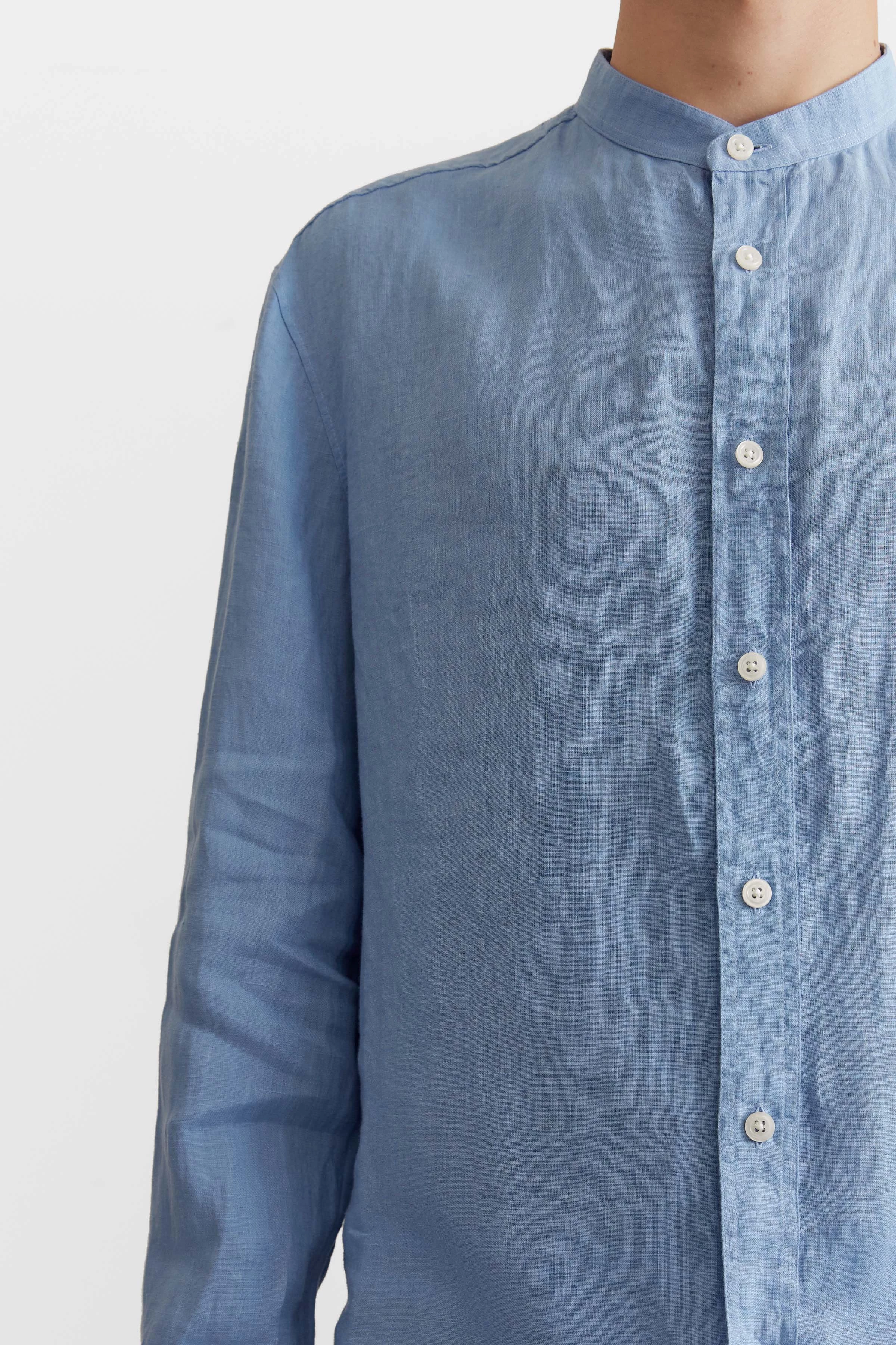 TAROK - Hemd mit Stehkragen aus reinem Leinen - Herren - blau - Detailansicht am Model