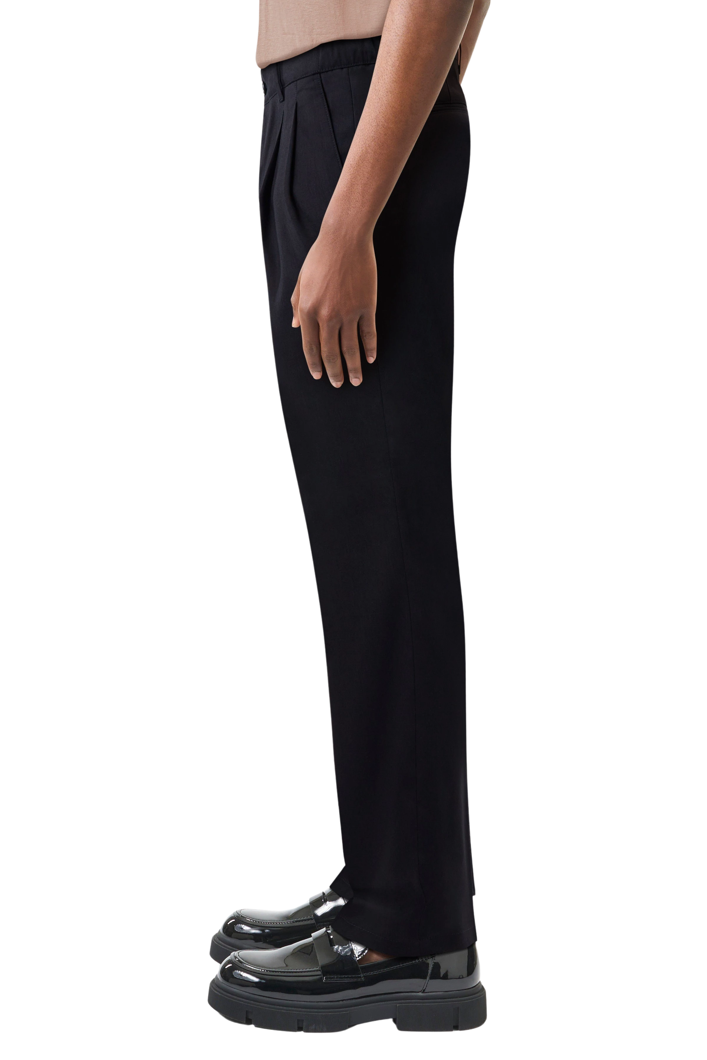 LEEK - Relaxed-fit pleated trousers in blended linen - men - black - Detailansicht am Model
