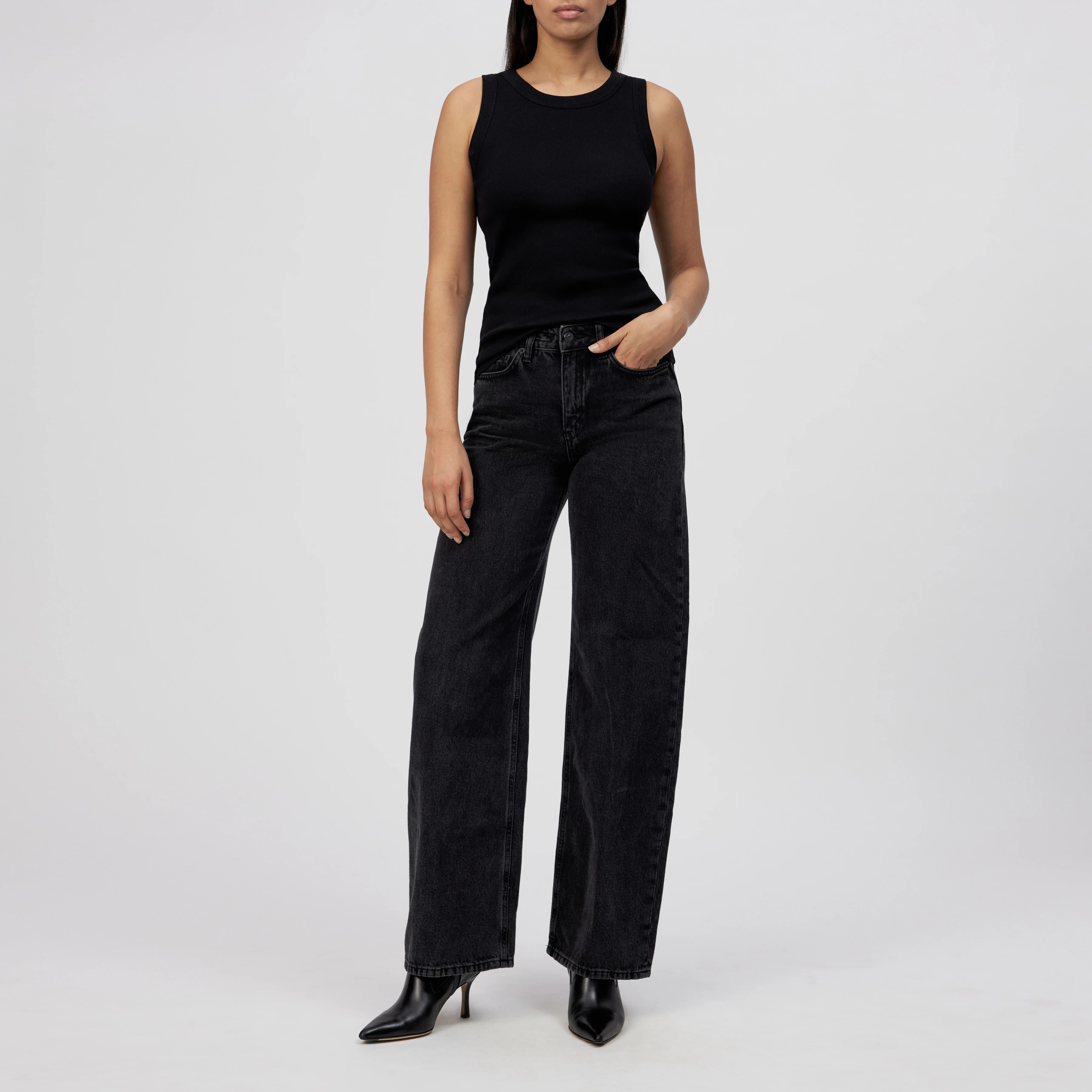 MEDLEY - Mid-Waist Jeans in Black Denim - Damen - schwarz - Ganzkörper-Frontansicht