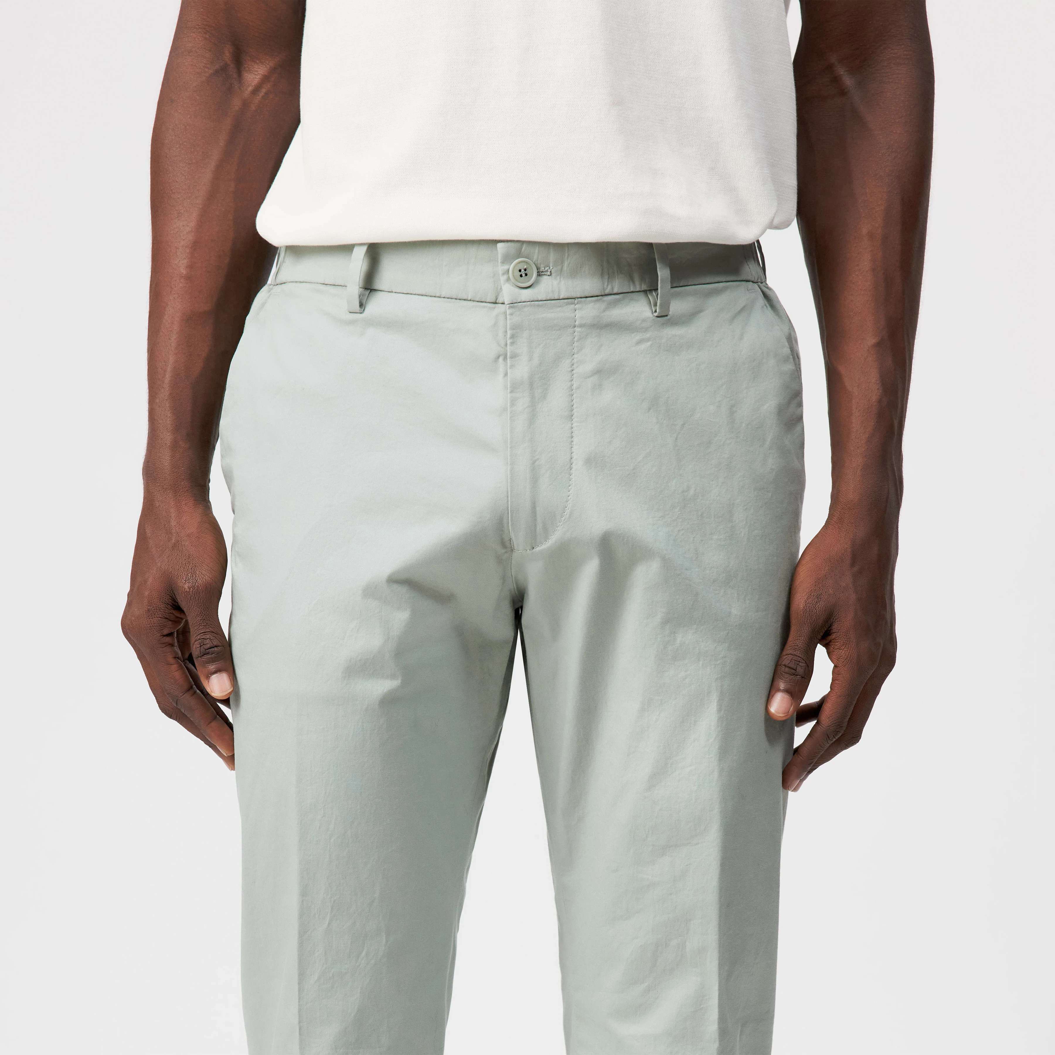AJEND - Ready-made trousers in cotton gabardine - men - green - Detailansicht am Model