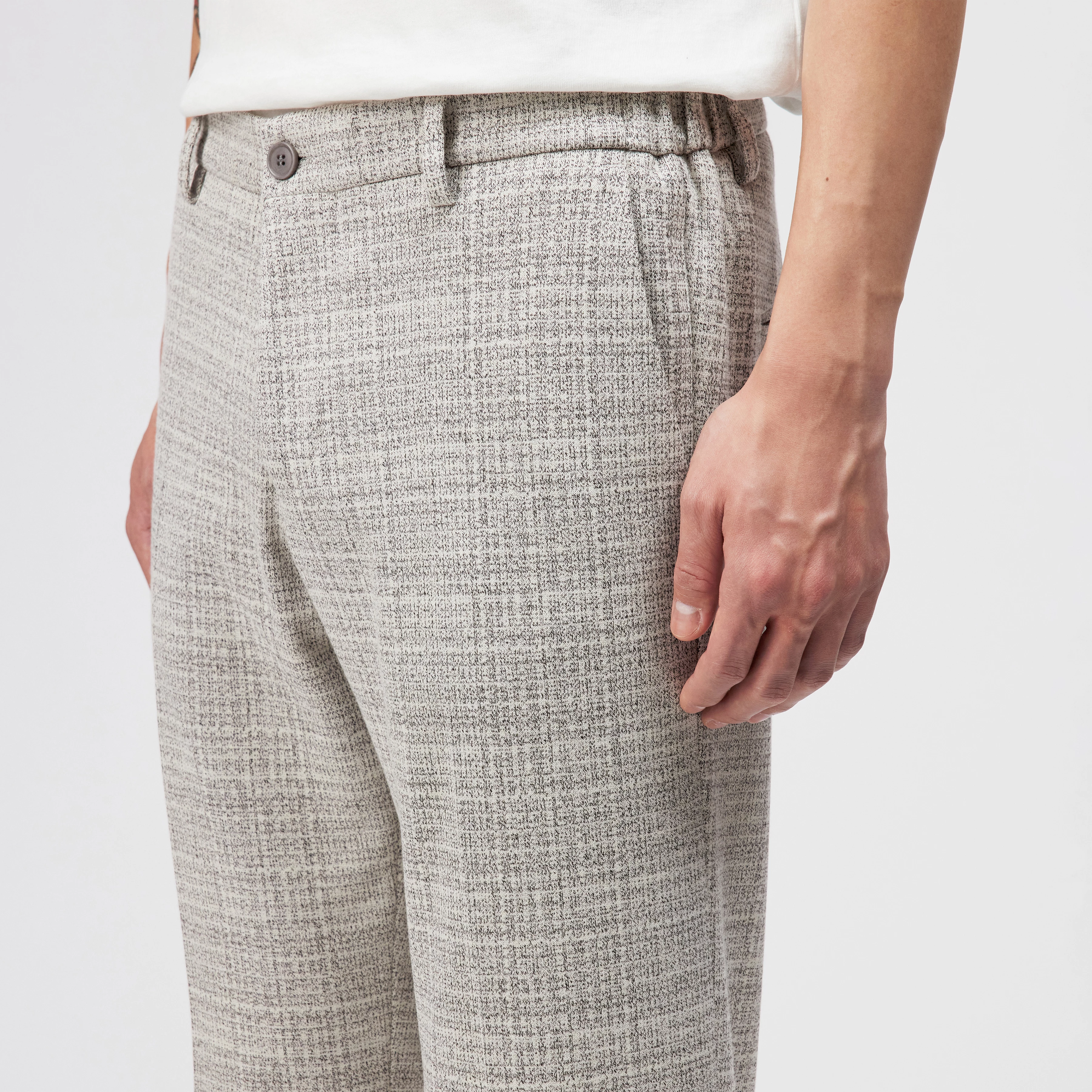 AJEND - Op maat gemaakte geruite jersey-broek. - heren - grijs - Detailansicht am Model