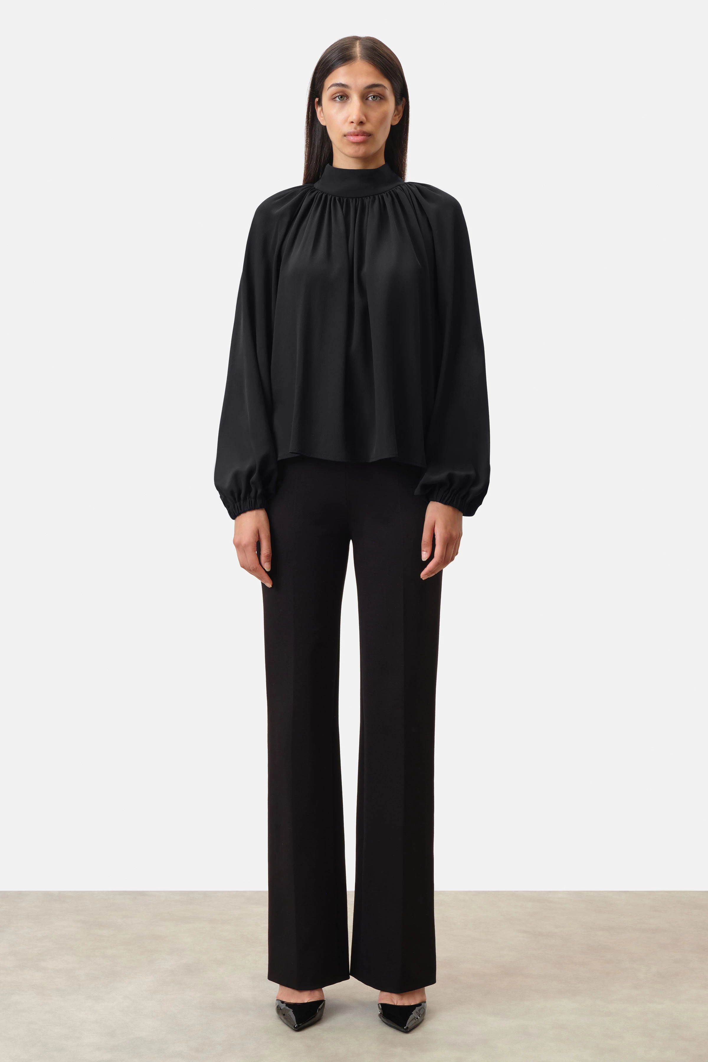 DUMONDA - Boho-Bluse mit Stehkragen in fließendem Seidenmix - Damen - schwarz - Ganzkörper-Frontansicht