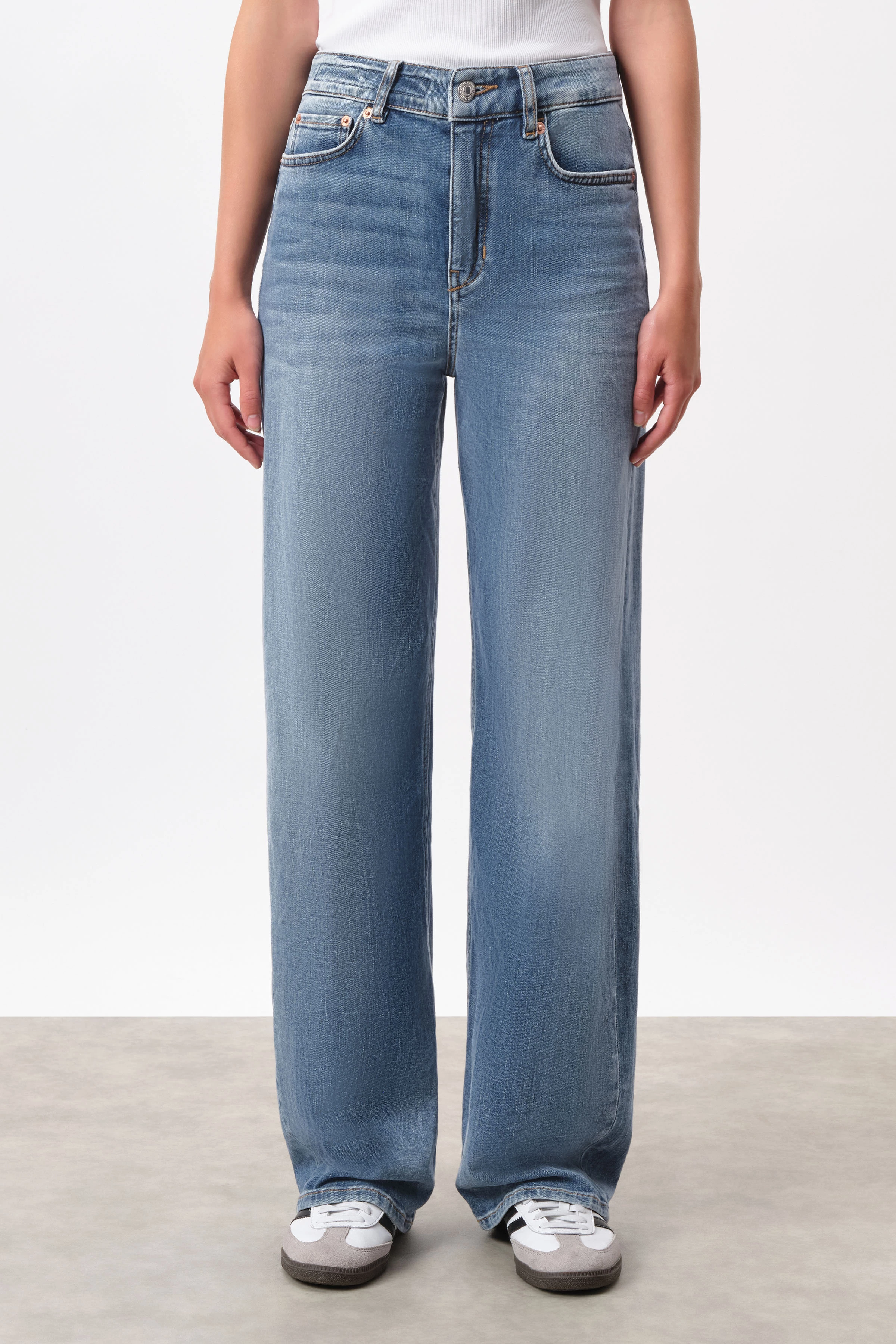 MEDLEY - mid-waist jeans with wide legs in raw denim - women - blue - Frontansicht