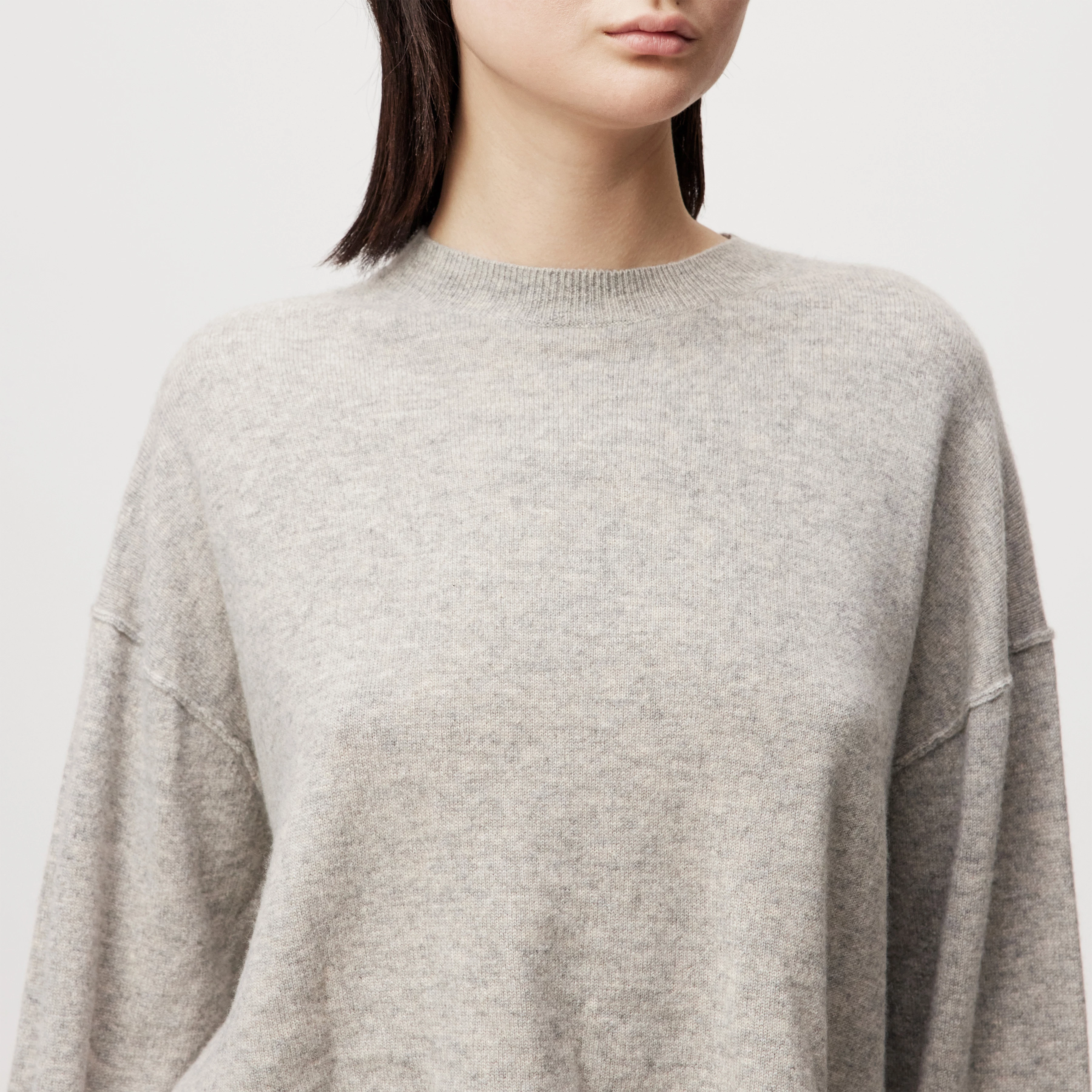 MALESE - Verkürzter Pullover in 100% Kaschmir - Damen - beige - Detailansicht am Model