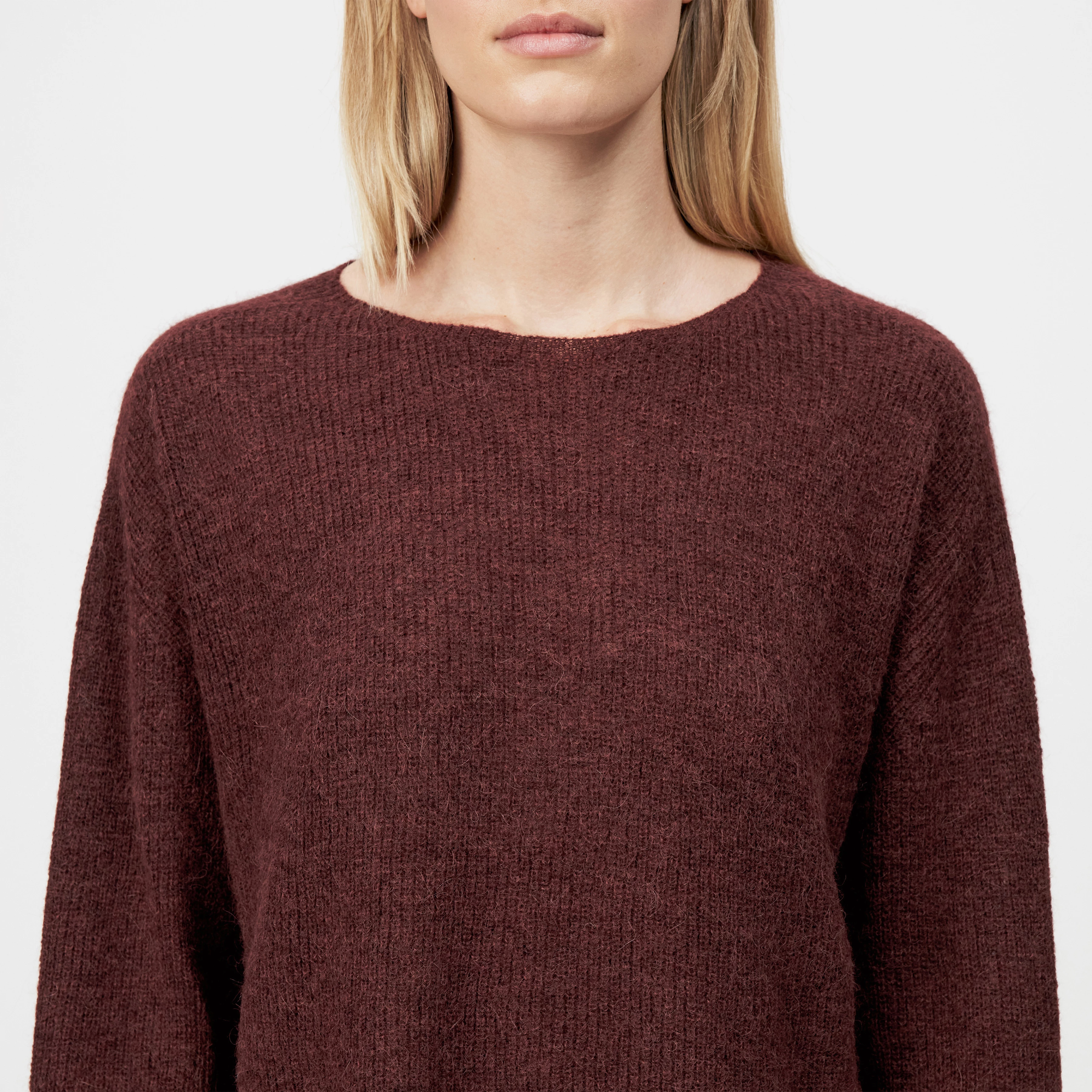 IMENY - Verkürzter Pullover in luxuriösem Suri Alpaka-Mix - Damen - rot - Detailansicht am Model