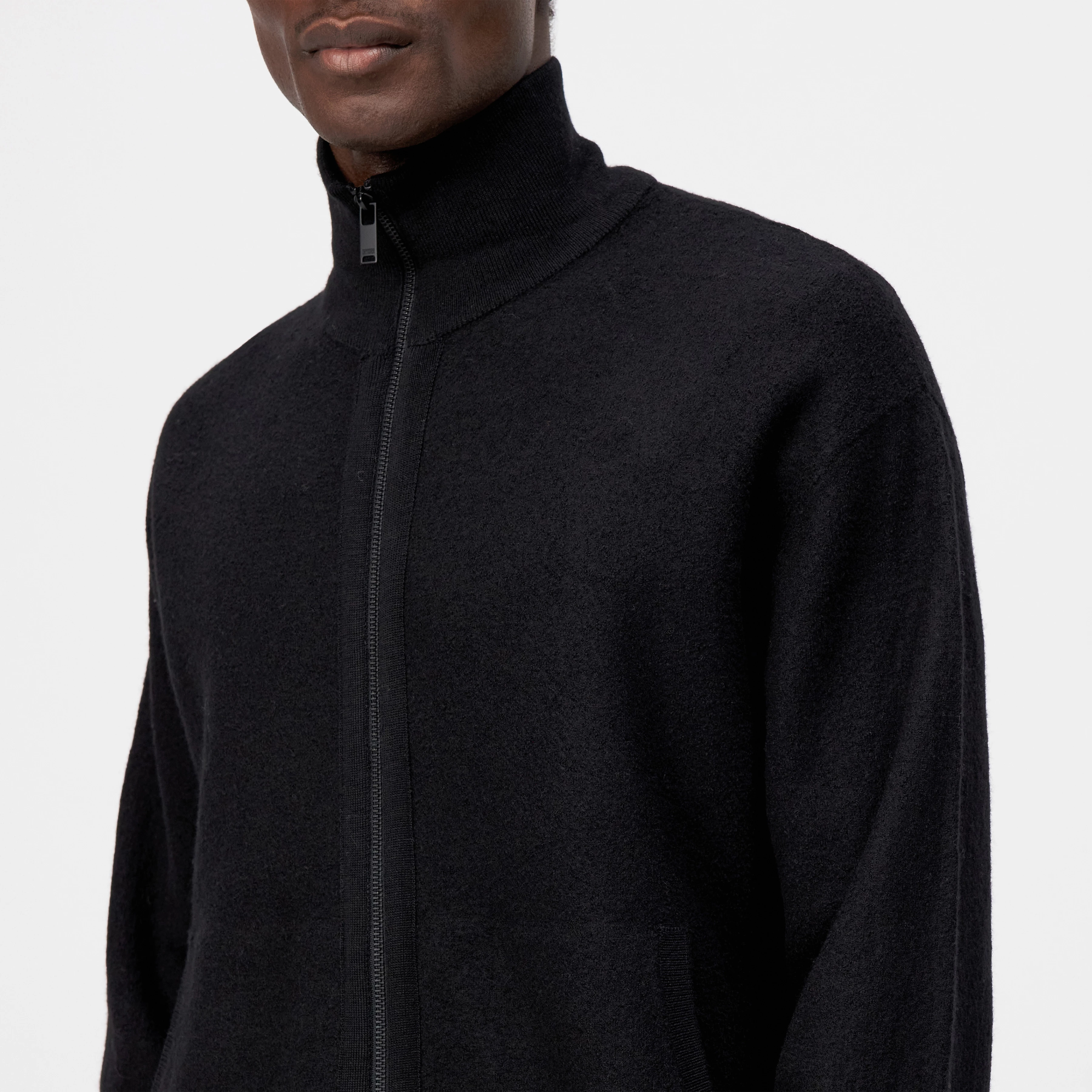 JANOR - Strick-Jacke in 100% Wolle - Herren - schwarz - Detailansicht am Model