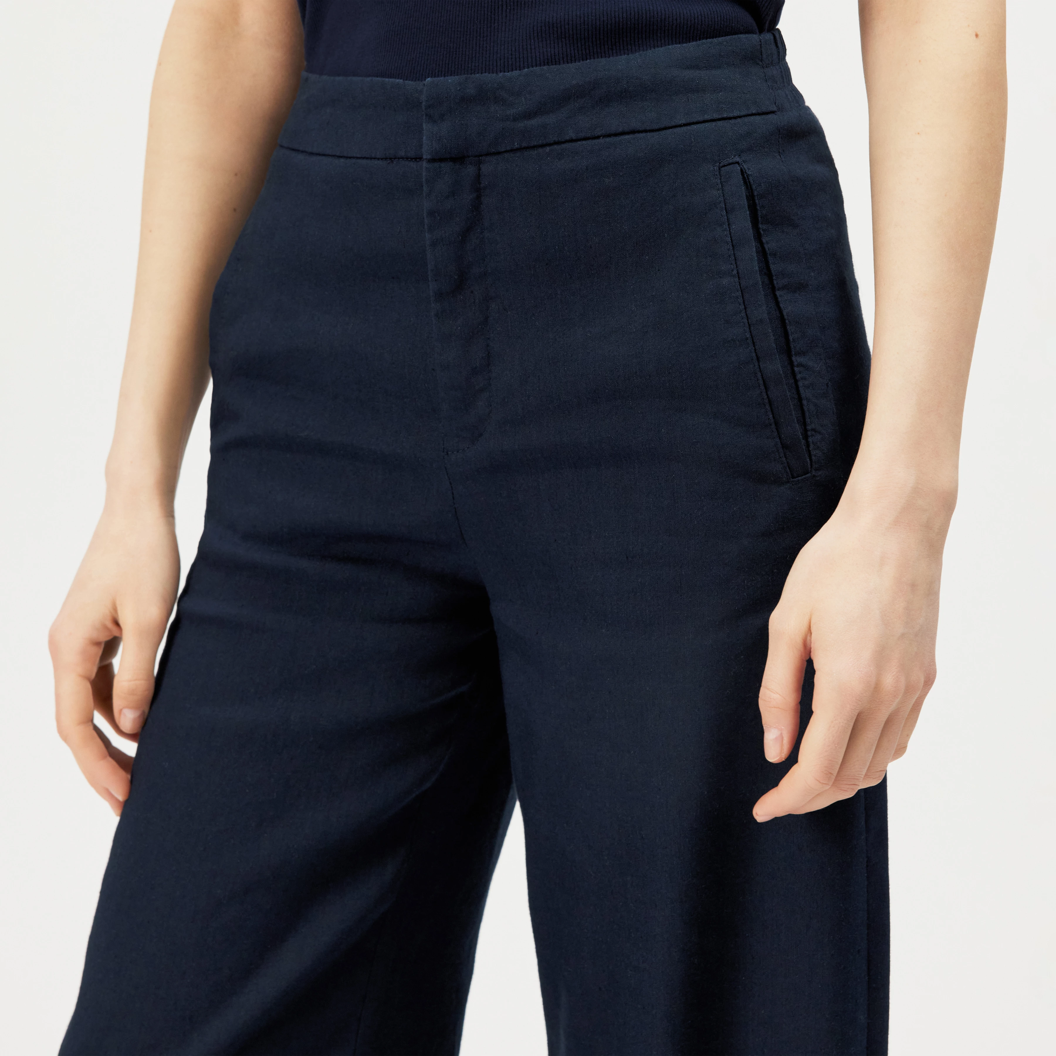 FAE_0 - Pantalon à jambe barrel en lin mélangé - women - bleu - Detailansicht am Model