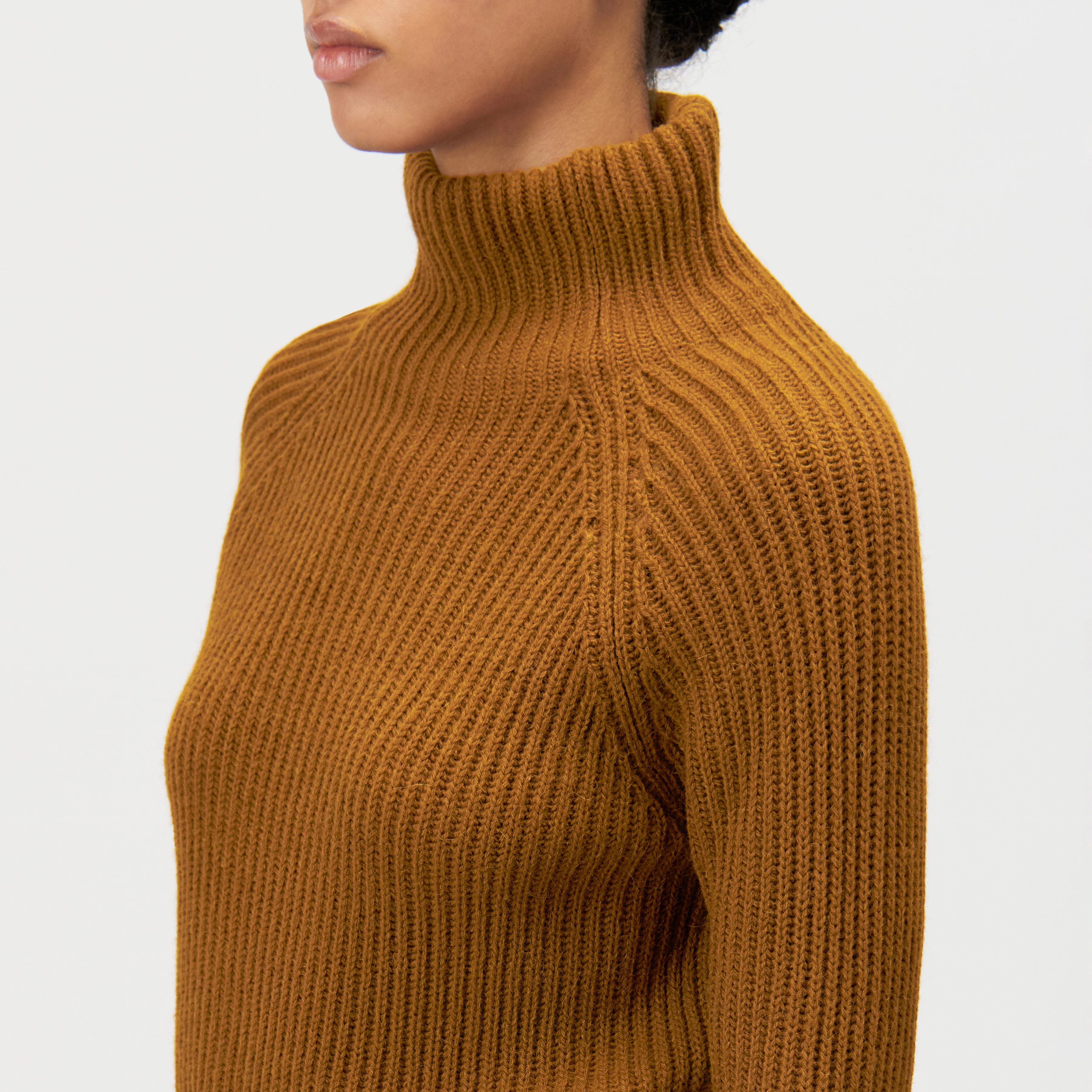 ARWEN - Rollkragenpullover in Woll-Alpakamix - Damen - braun - Detailansicht am Model