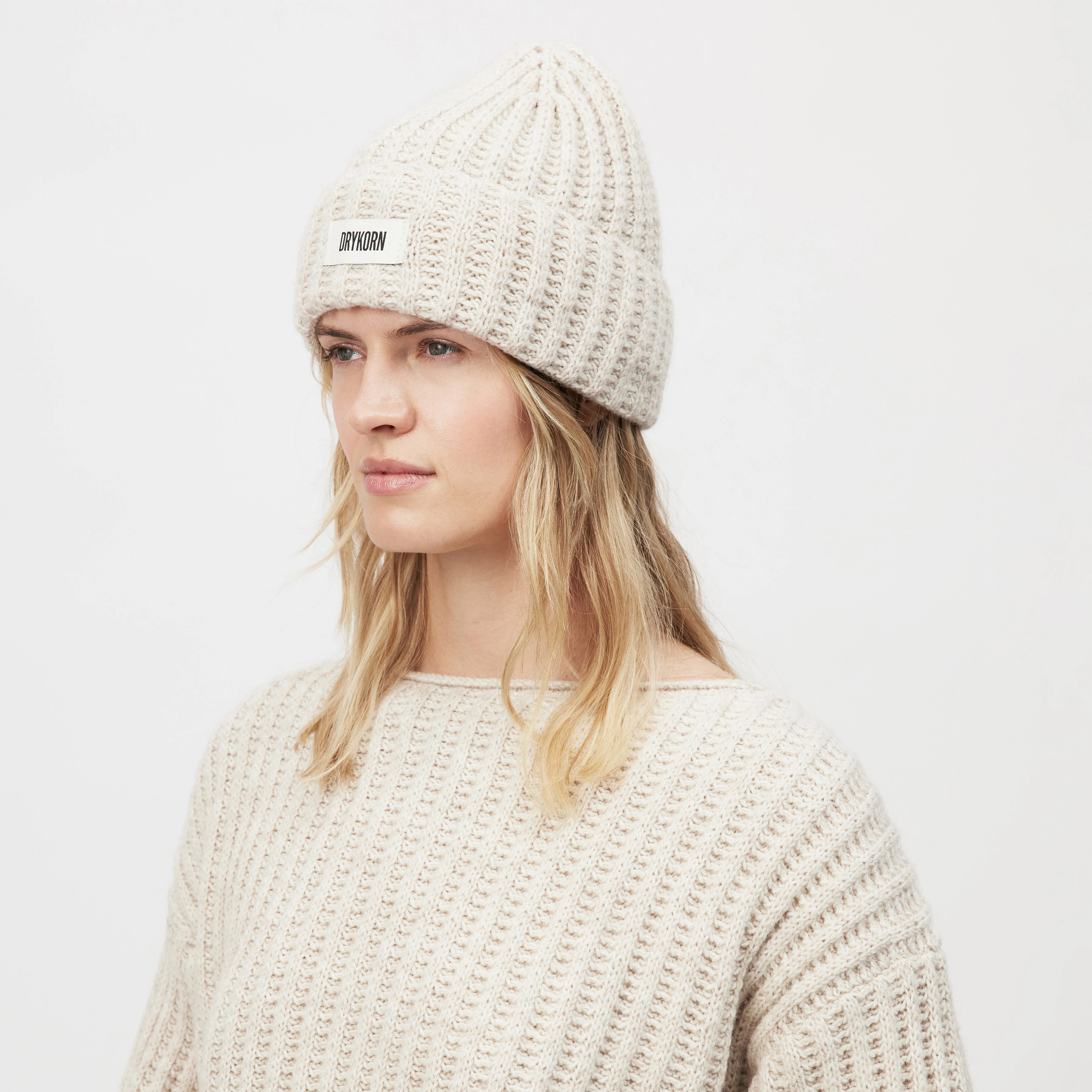 CORNIE - Beanie in Woll-Alpakamix - Unisex - beige - Ganzkörper-Frontansicht