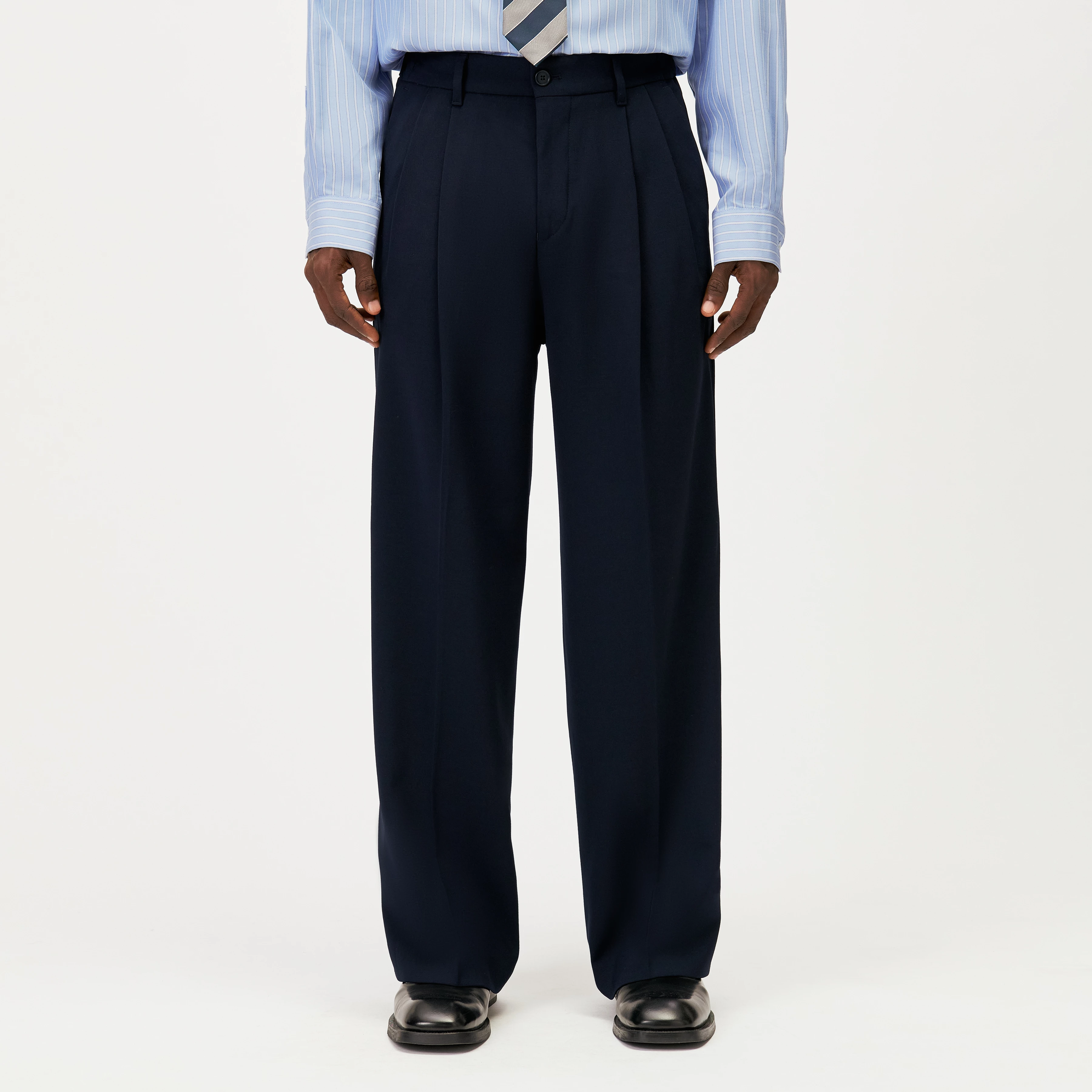 LEEK_WIDE - Relaxed fit pleated trousers in gabardine - men - blue - Frontansicht