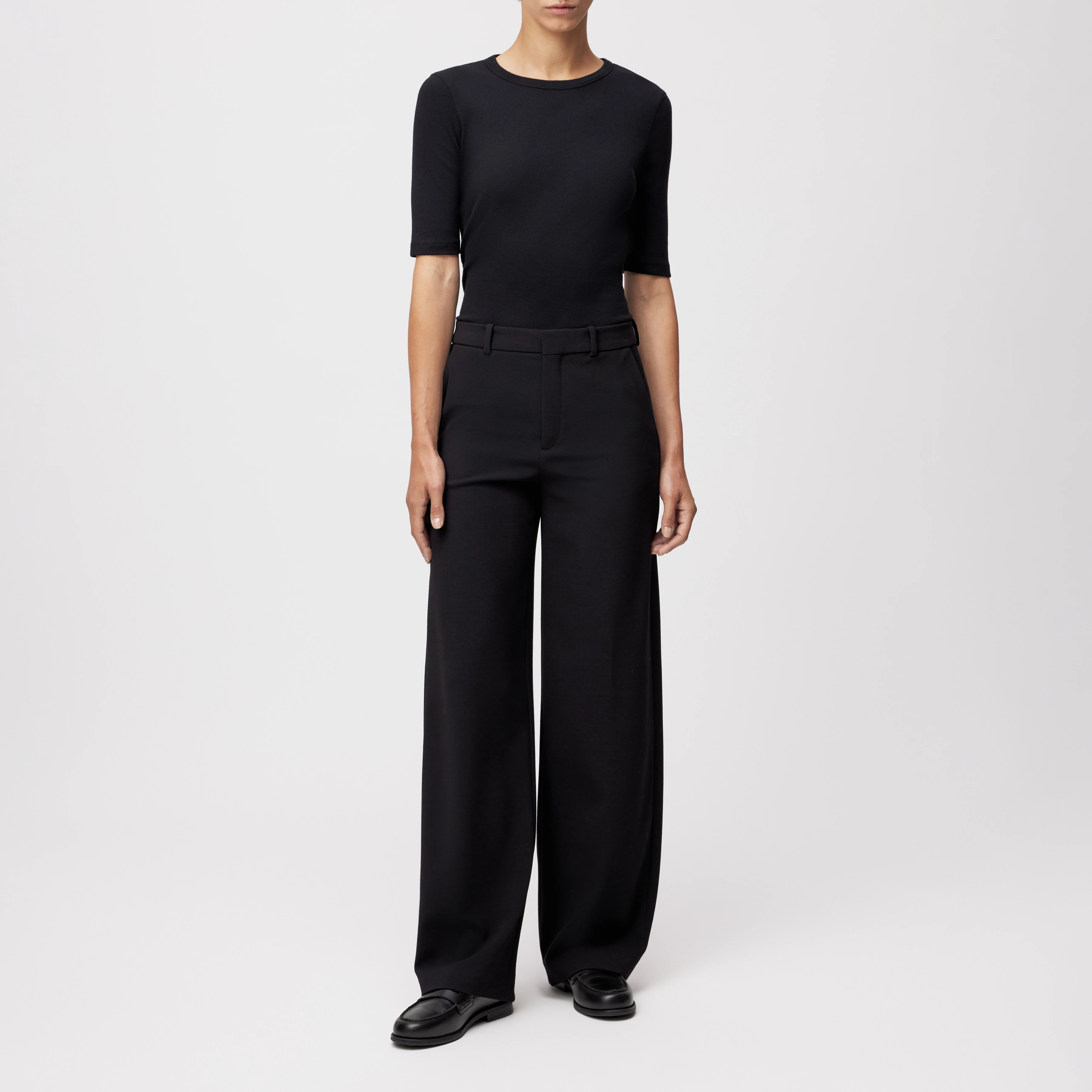 DESK - Hose mit Barrel-Leg in technischem Gabardine - Damen - schwarz - Ganzkörper-Frontansicht