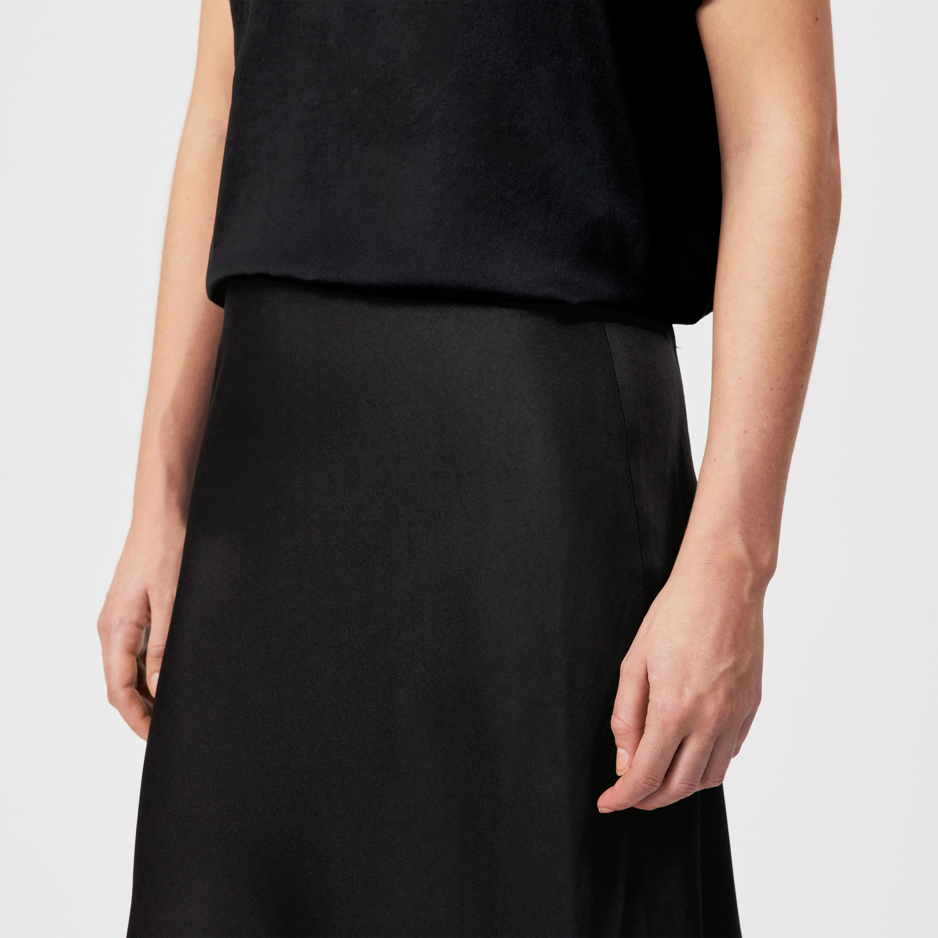 URA - Slip-Skirt in Midilänge in Satin - Damen - schwarz - Detailansicht am Model