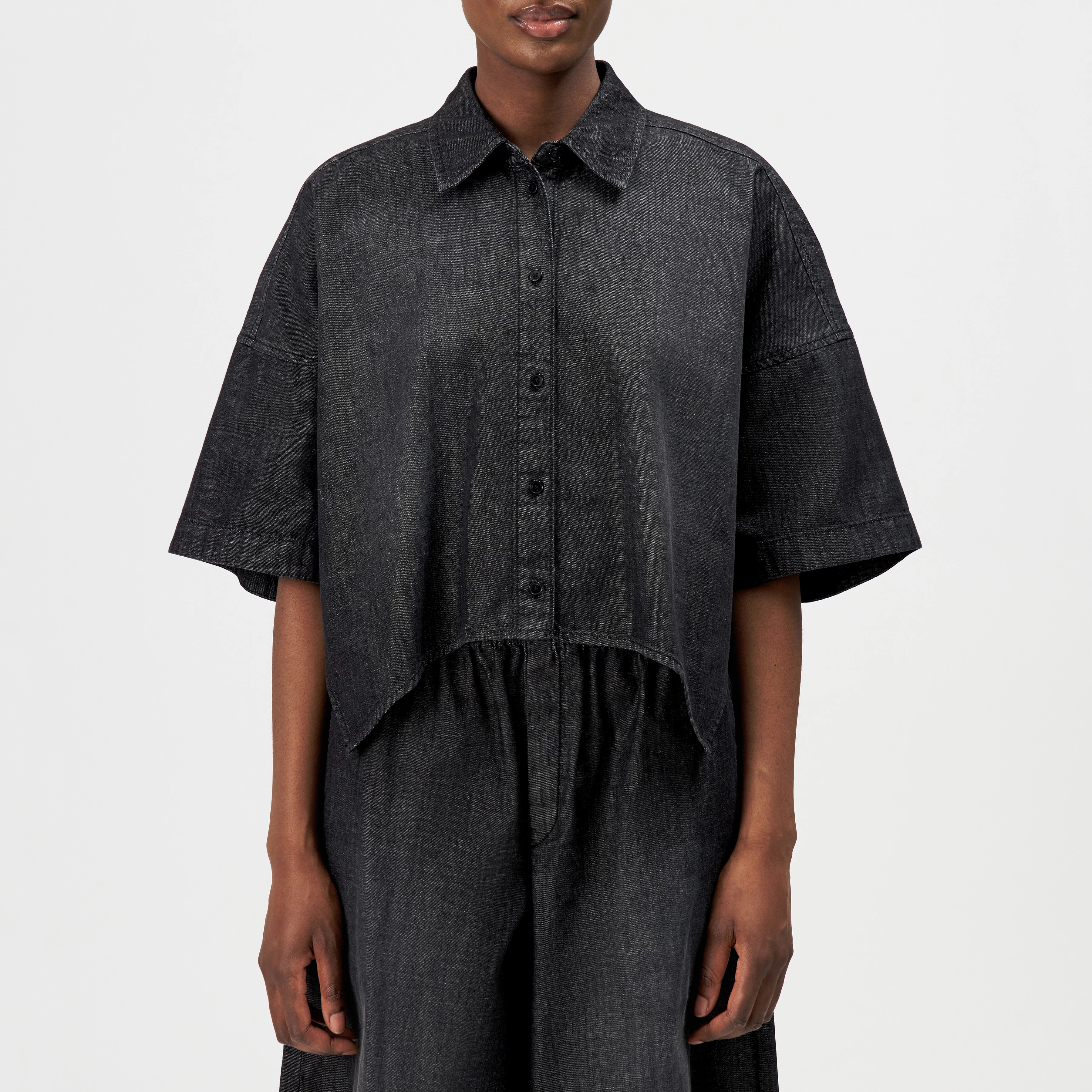 SERITH - Boxy shirt blouse in black denim - women - grey - Frontansicht