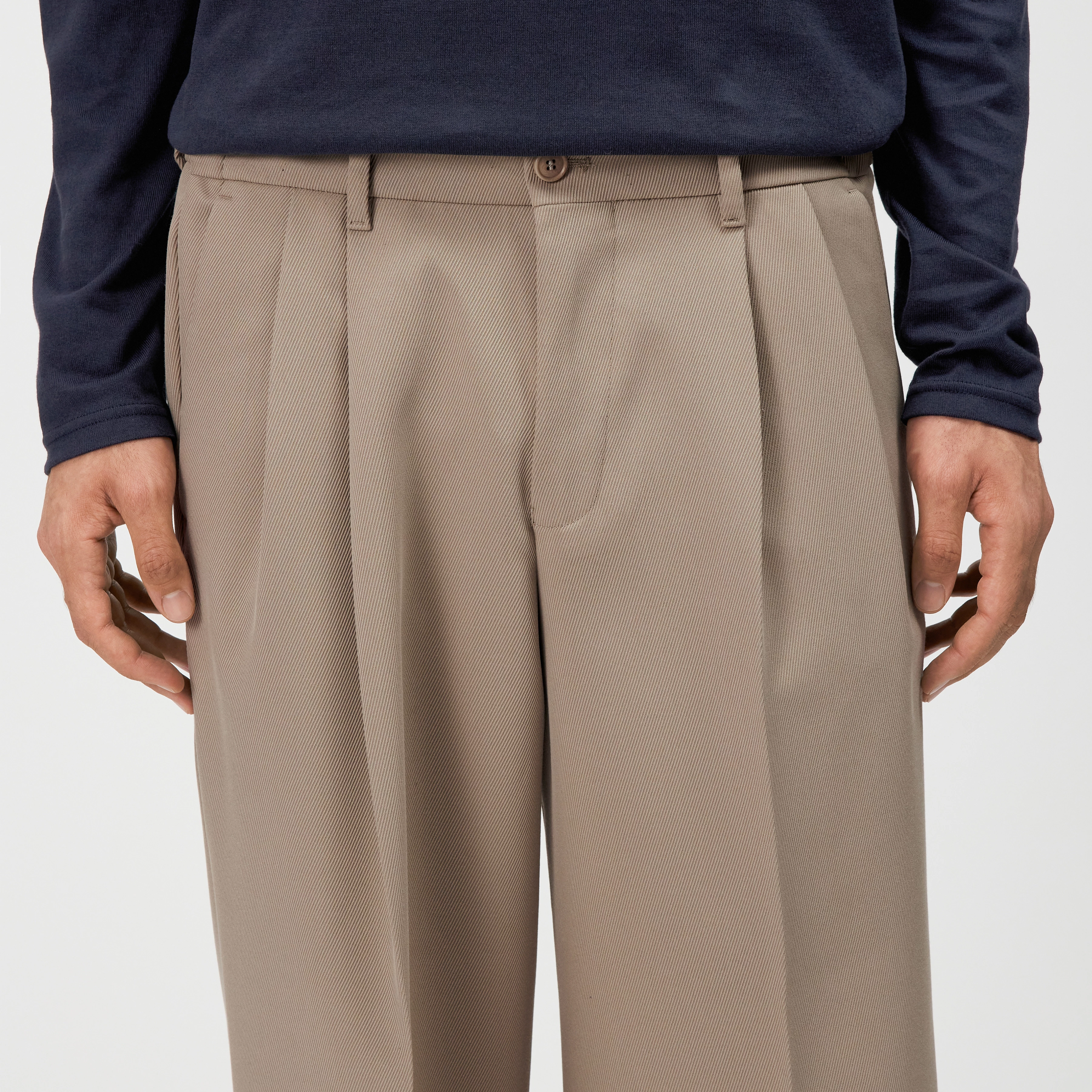 LEEK_WIDE - Relaxed fit pleated twill trousers - men - beige - Detailansicht am Model
