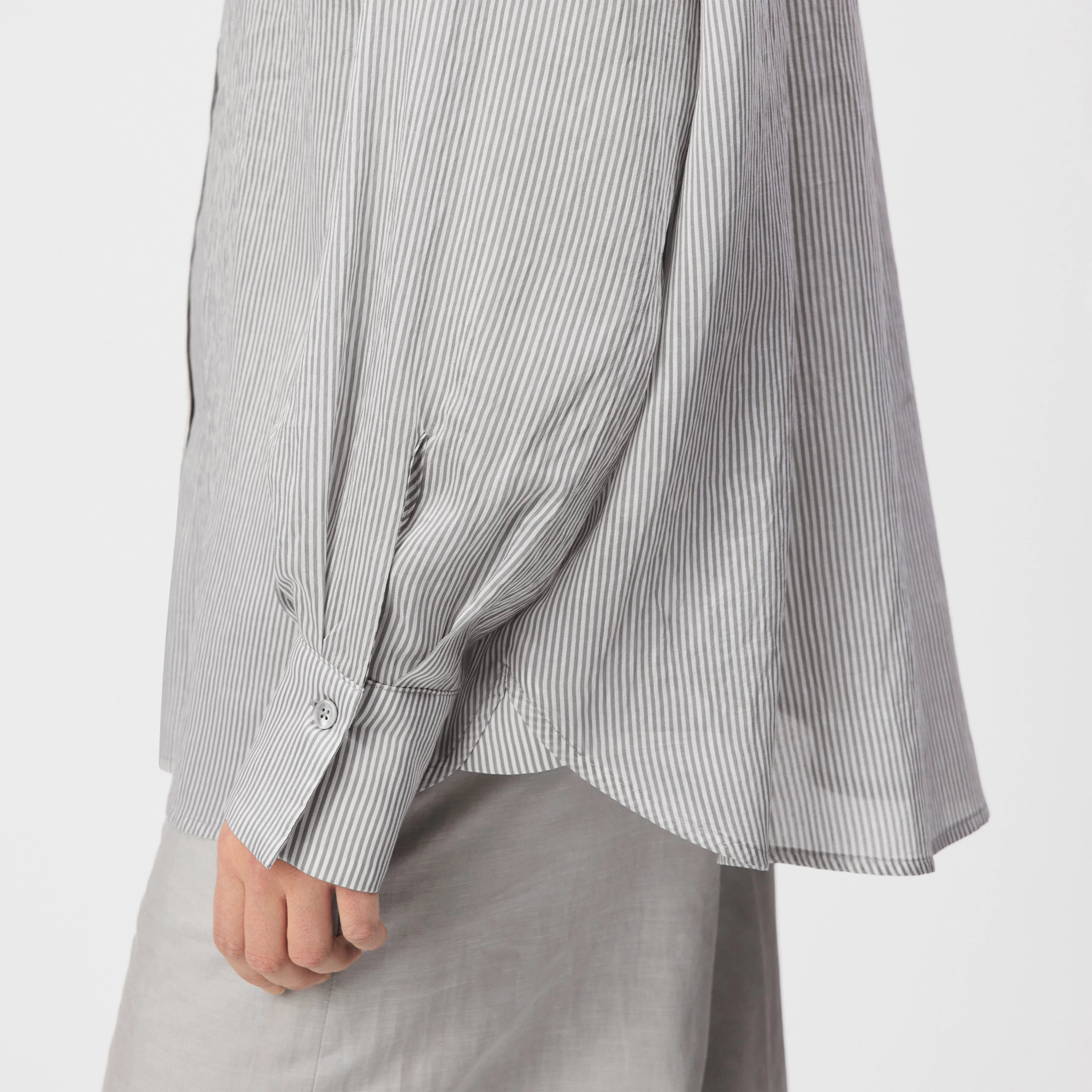 LYNDARA - Casual shirt blouse, quality stripe design. - women - beige - Detailansicht am Model