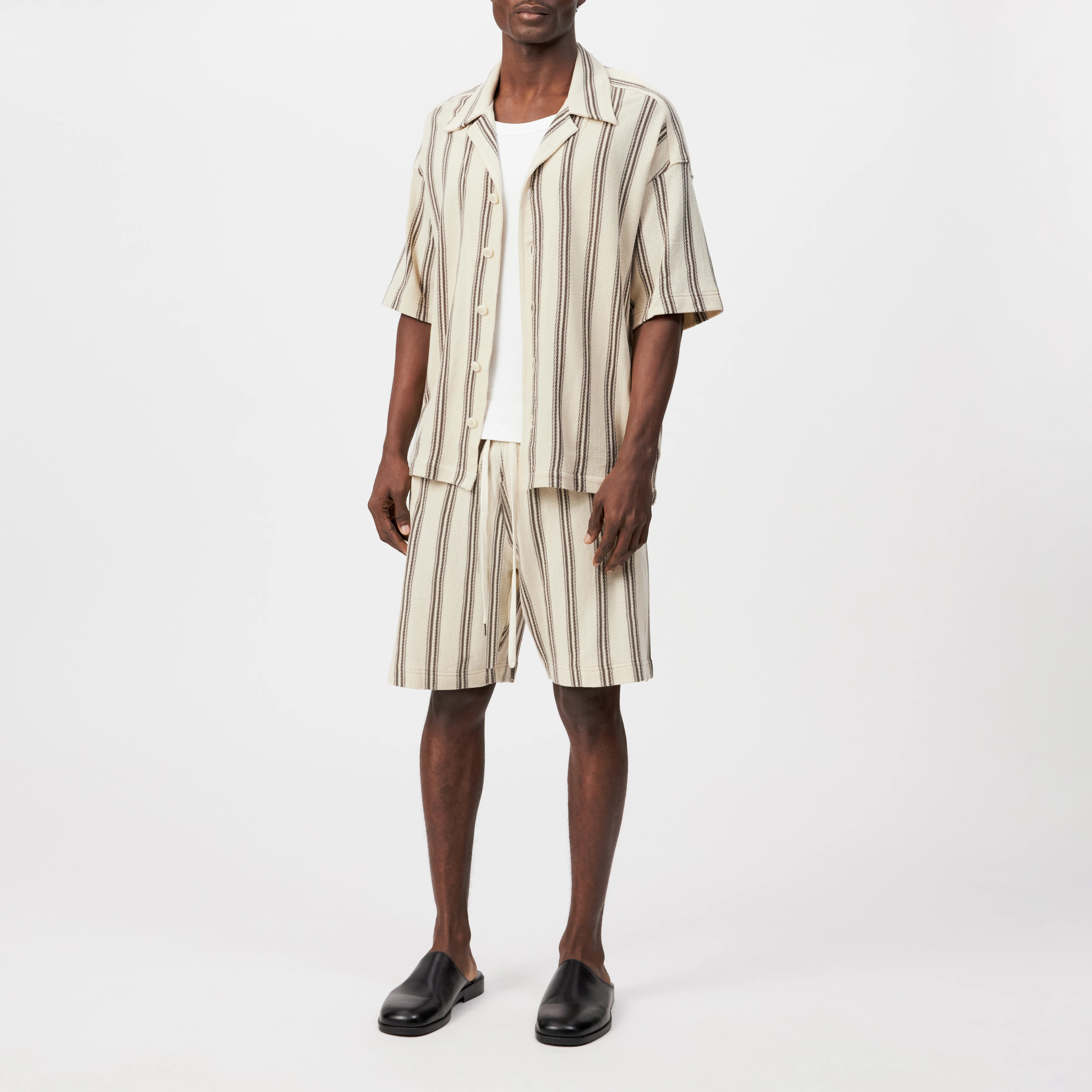 BRIKKO - Casual cotton shorts - men - beige - Ganzkörper-Frontansicht