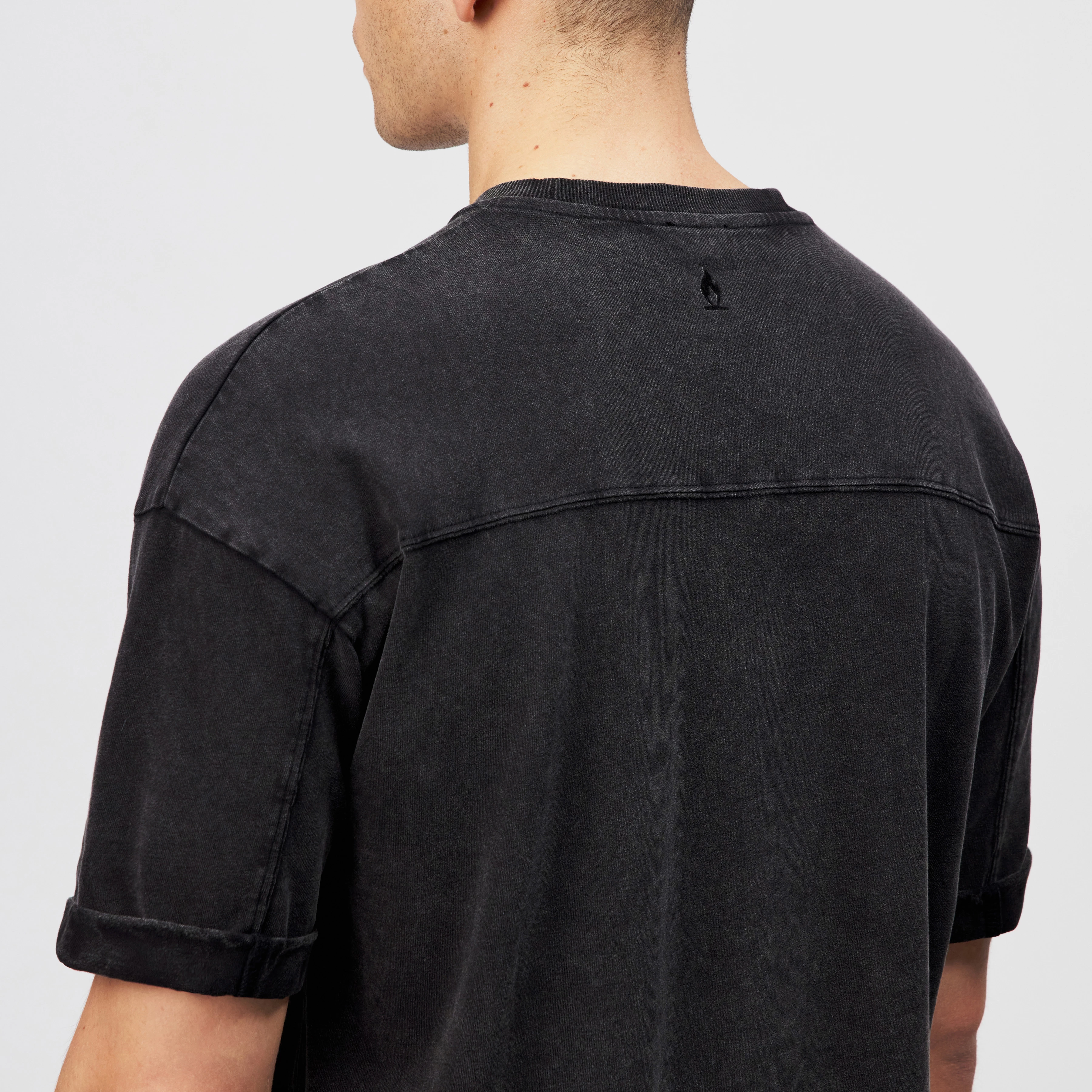 NOLIEN - Loose T-shirt in soft jersey - men - grey - Detailansicht am Model