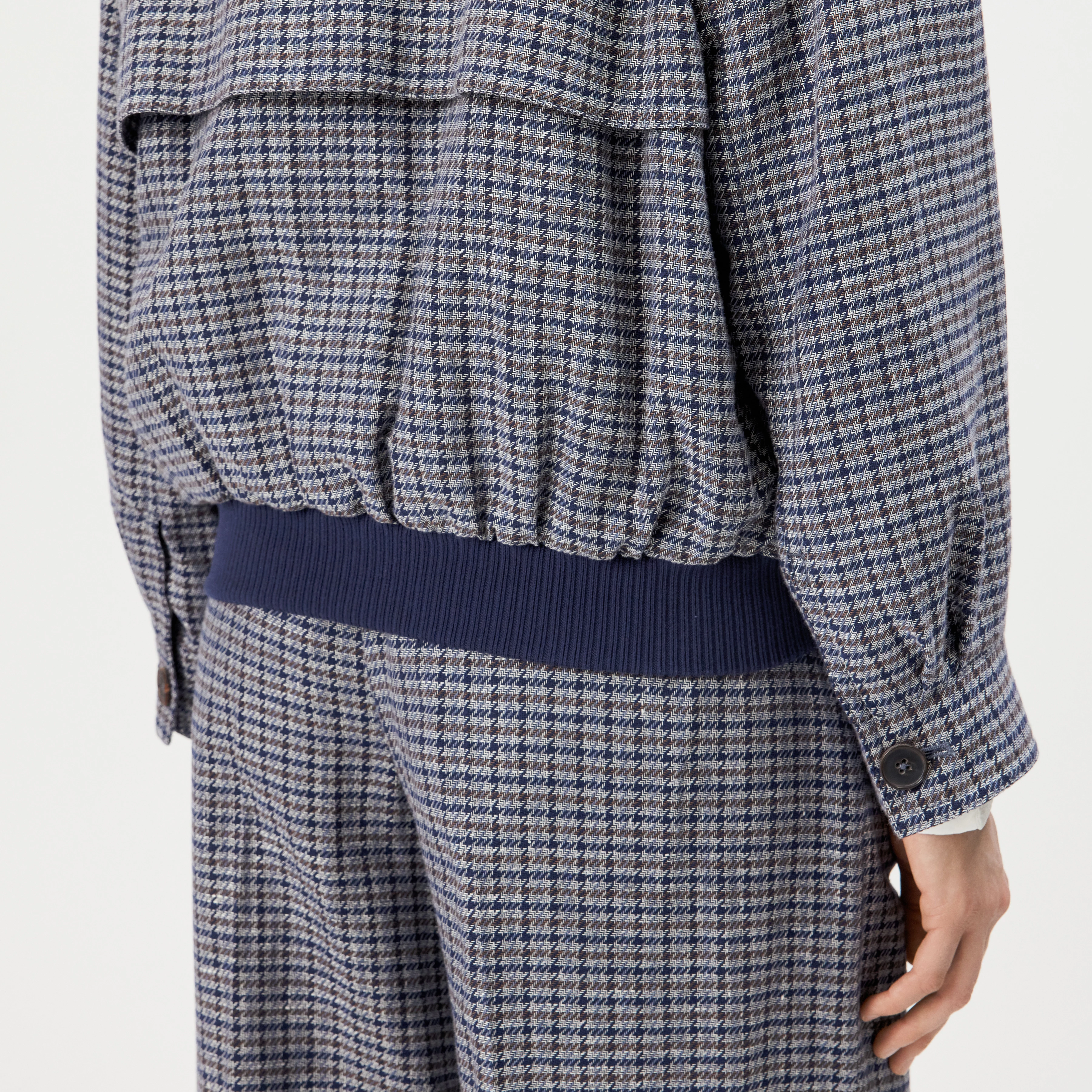 DUNDALE - Oversized Bomberjacke in Baumwoll-Leinen-Mix - Damen - blau - Detailansicht am Model