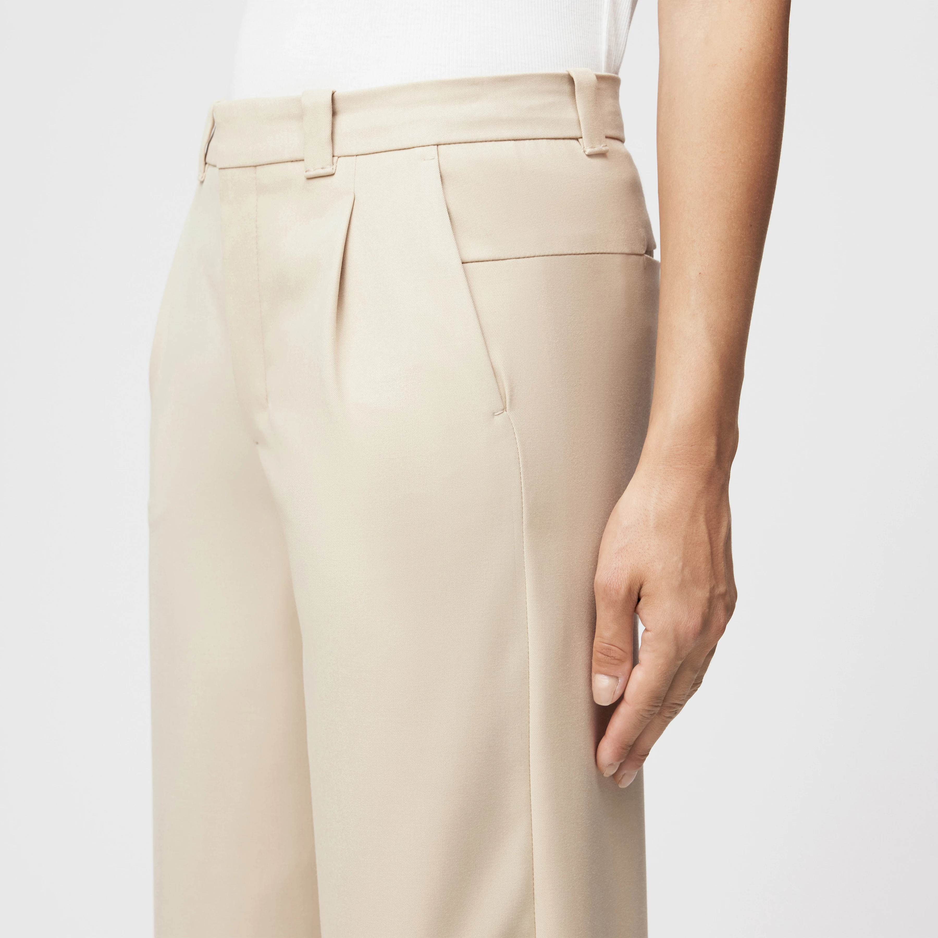 CRAWL - Bundfaltenhose in softem Flanell - Damen - beige - Detailansicht am Model