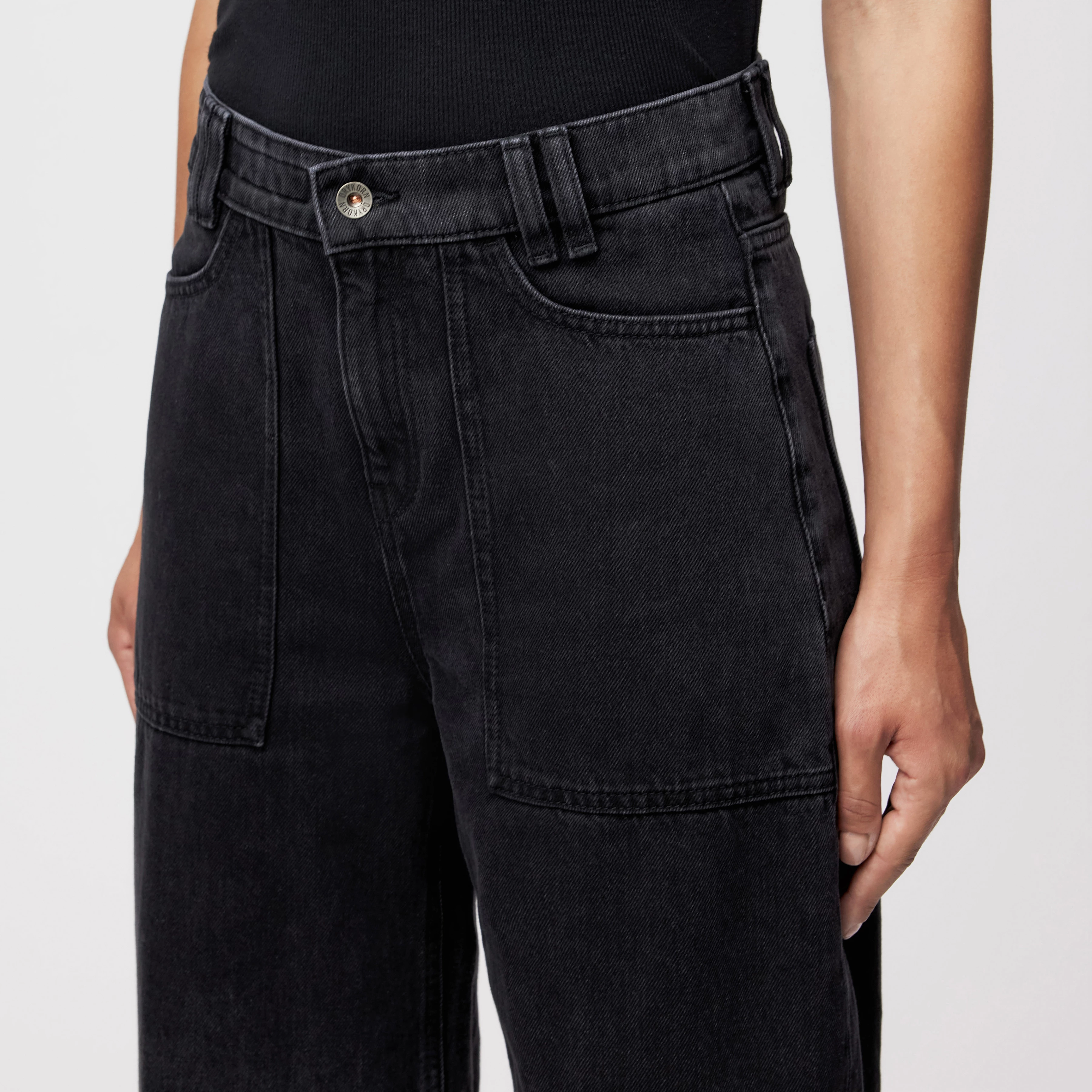 DERIVE - Mid-Waist Jeans in Black Denim - Damen - schwarz - Detailansicht am Model