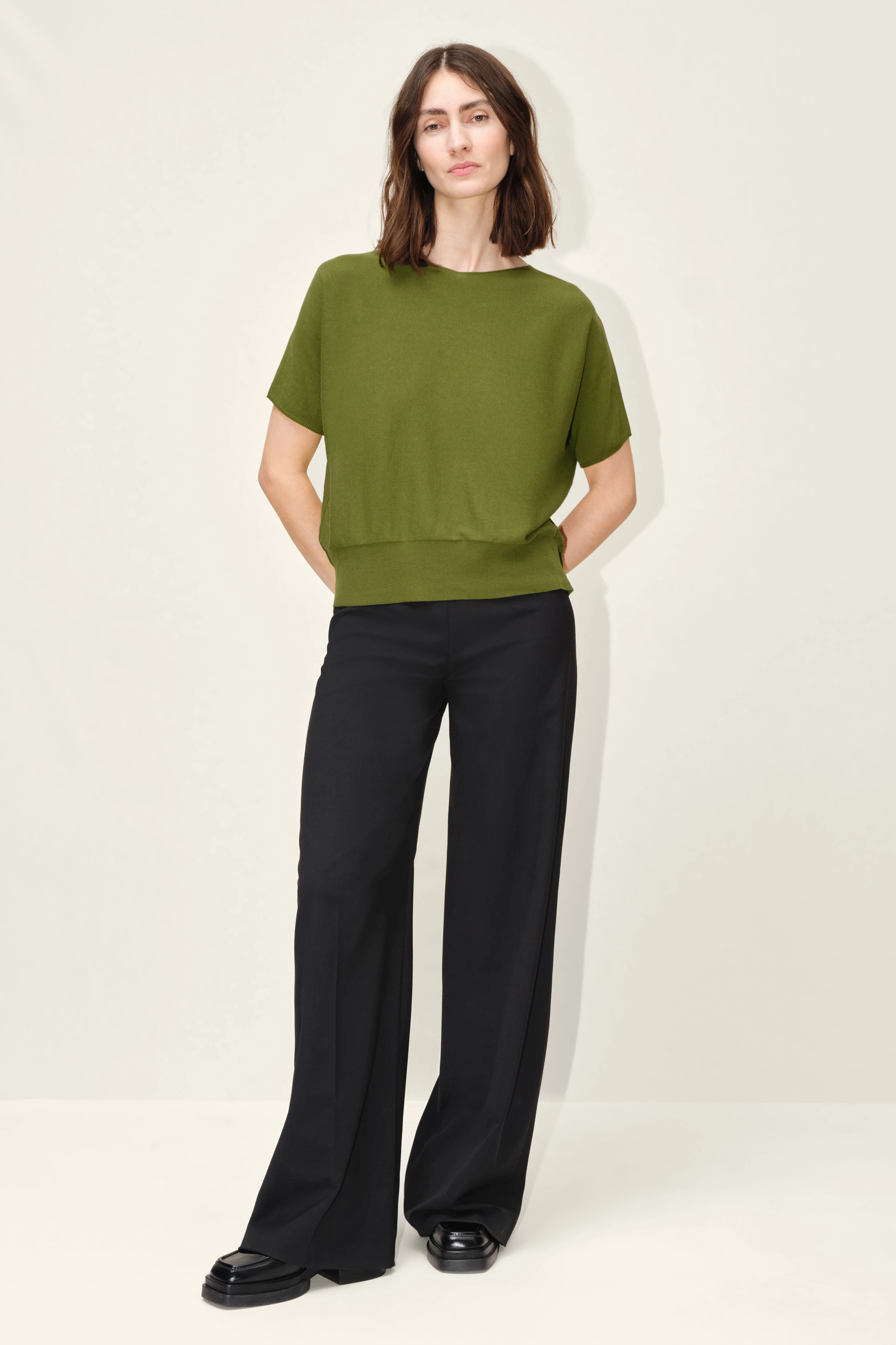 SOMELI - knitted t-shirt in cotton crepe - women - green - Ganzkörper-Frontansicht