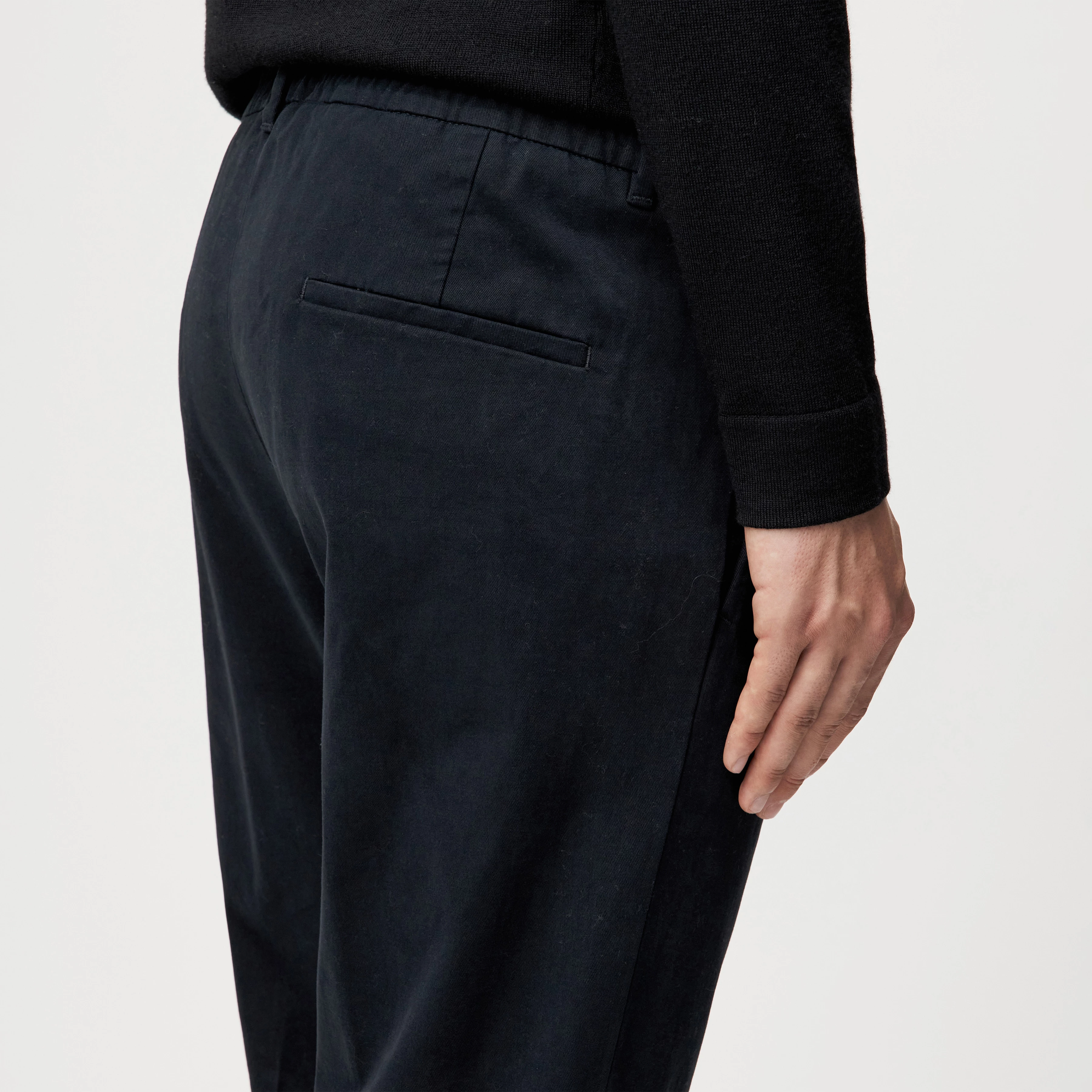 CHASY - Casual trousers with pleats in cotton twill - men - Natural Aluminium - Detailansicht am Model