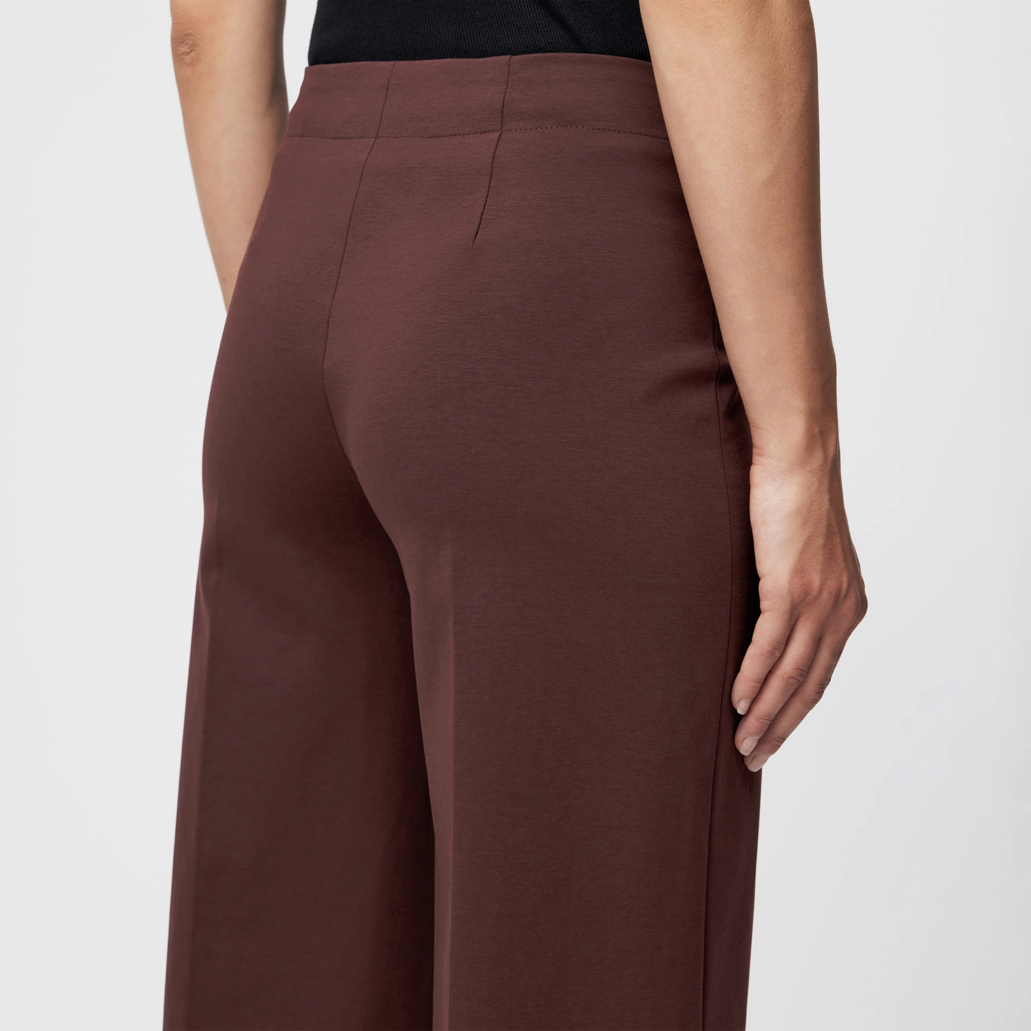 BEFORE - Marlenehose in Punto Milano Jersey - Damen - rot - Detailansicht am Model