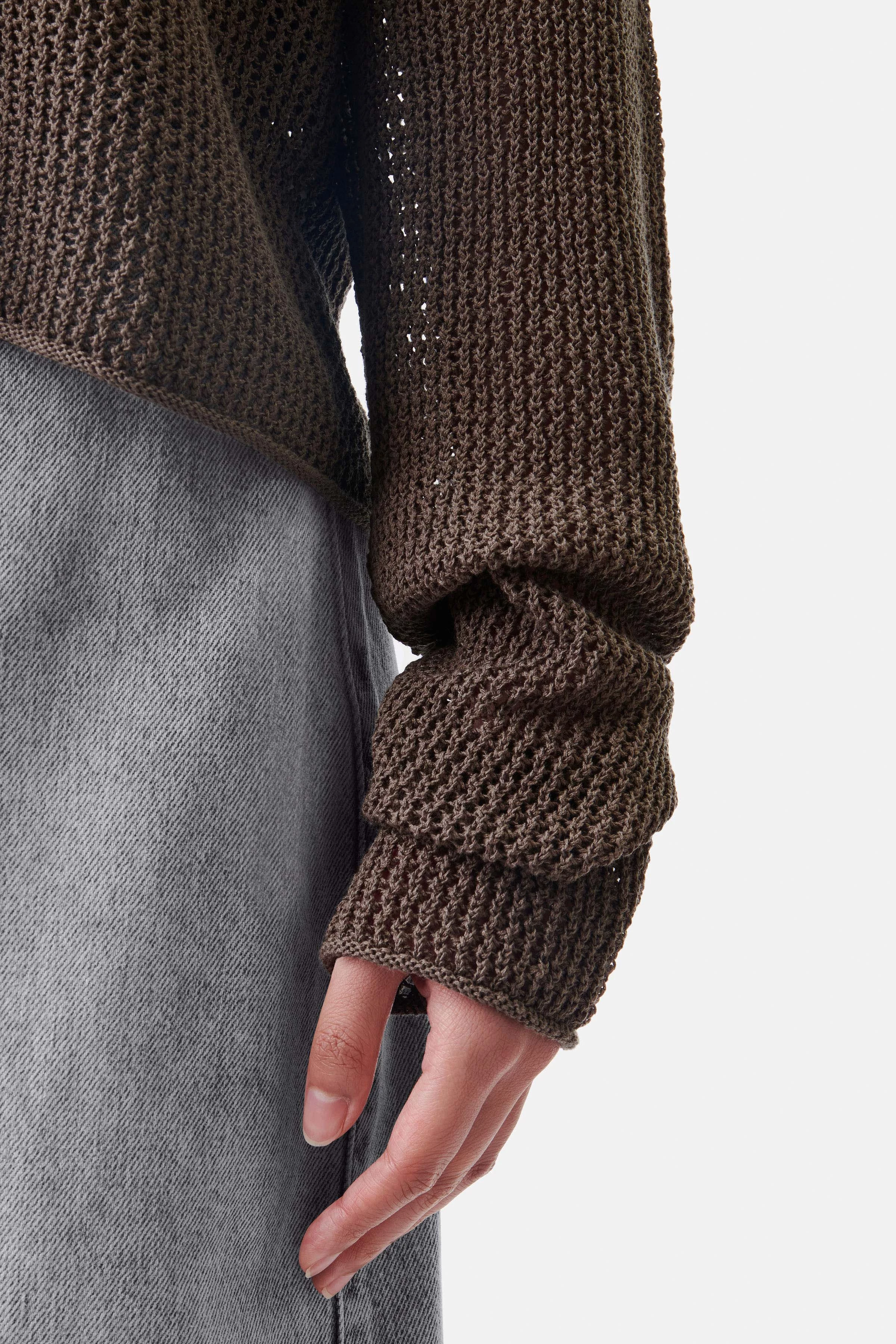 IMENY - Verkürzter Pullover in Bändchengarn - Damen - braun - Detailansicht am Model