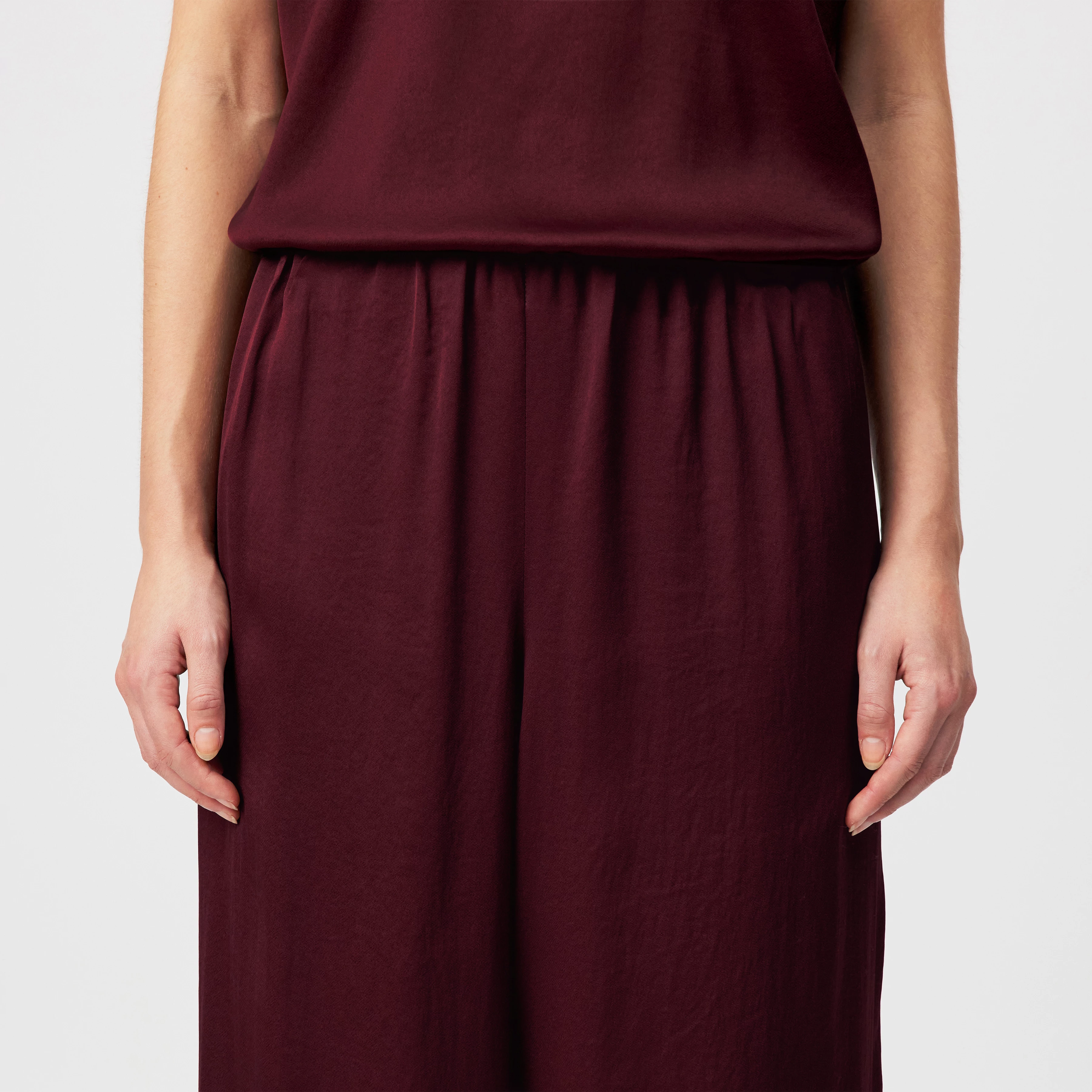 TWEEZER - Wide trousers in satin - women - red - Detailansicht am Model