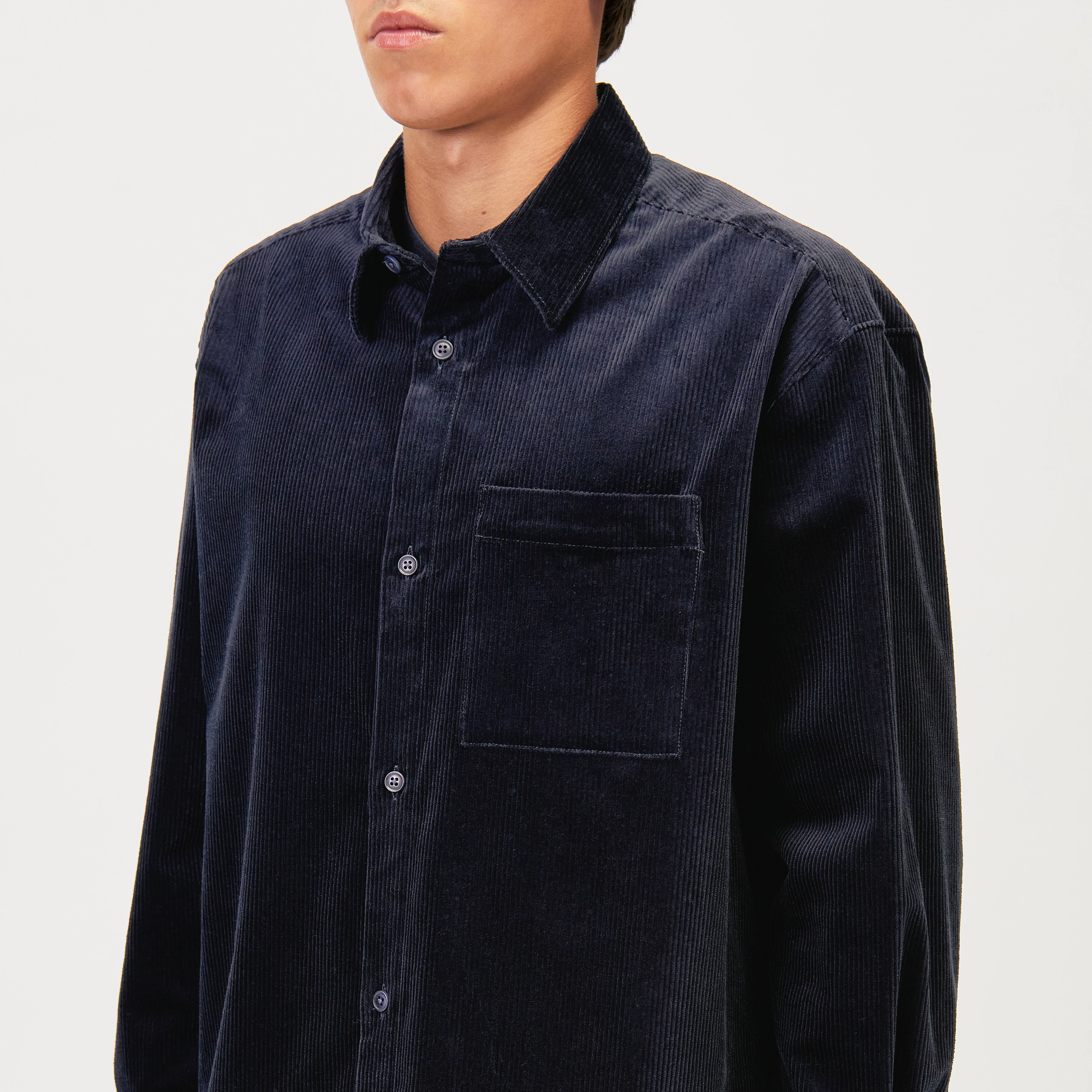 BAUNT - Regular Fit Hemd in Cord - Herren - blau - Detailansicht am Model