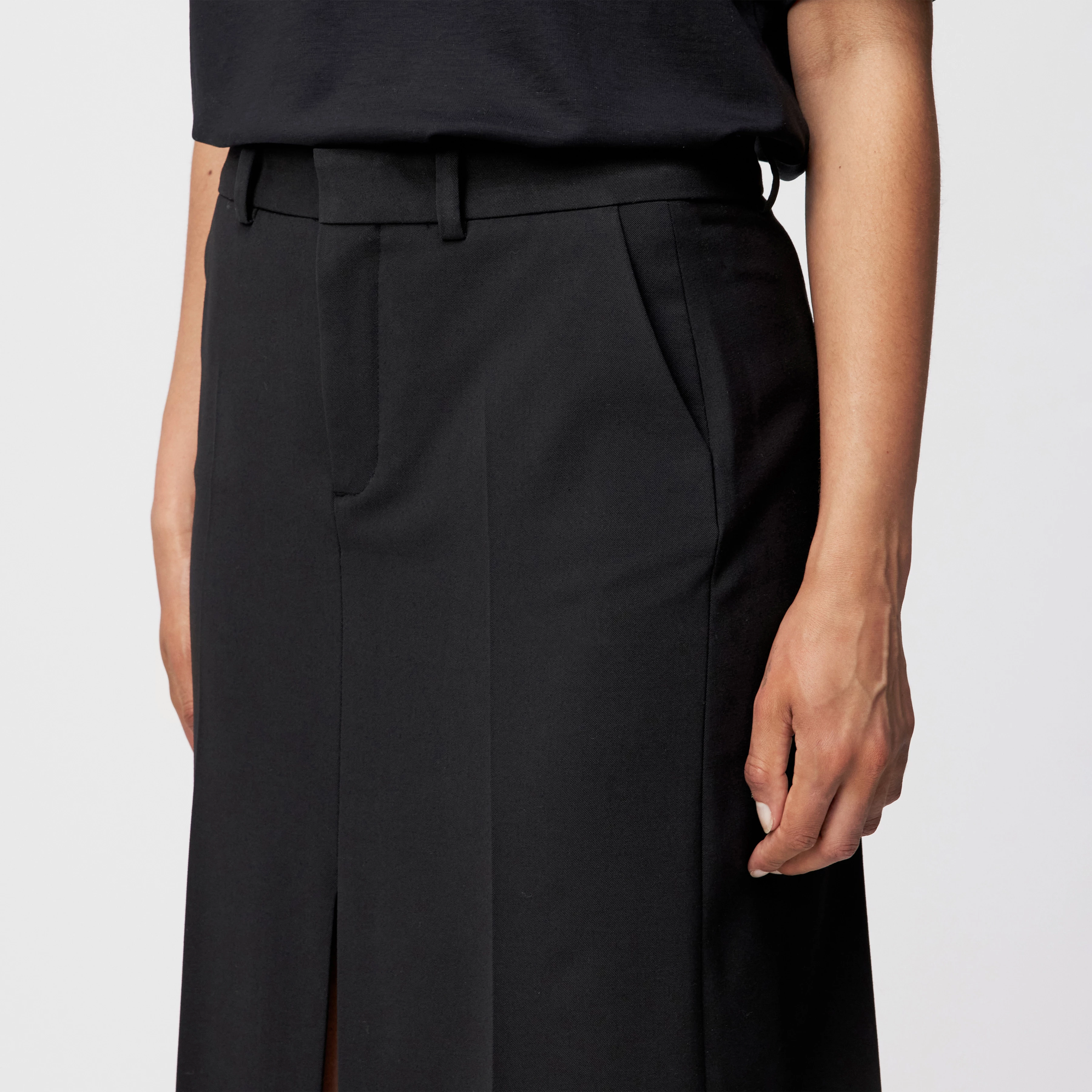 NJOLA - Hosenrock in Gabardine - Damen - schwarz - Detailansicht am Model