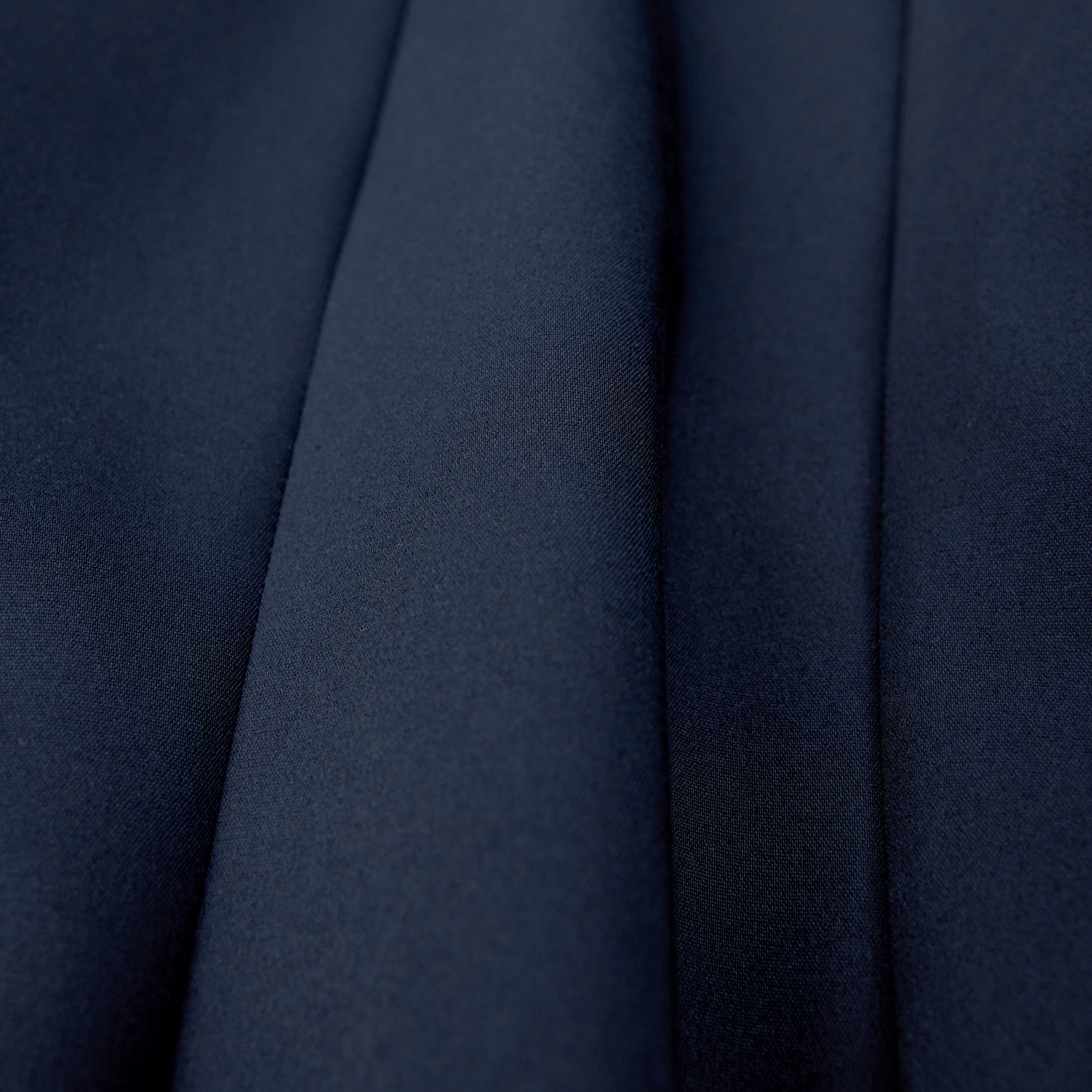 ACT - Schlanke Karotte mit Biese in Technostretch-Satin - Damen - blau - Materialbild (B2C)