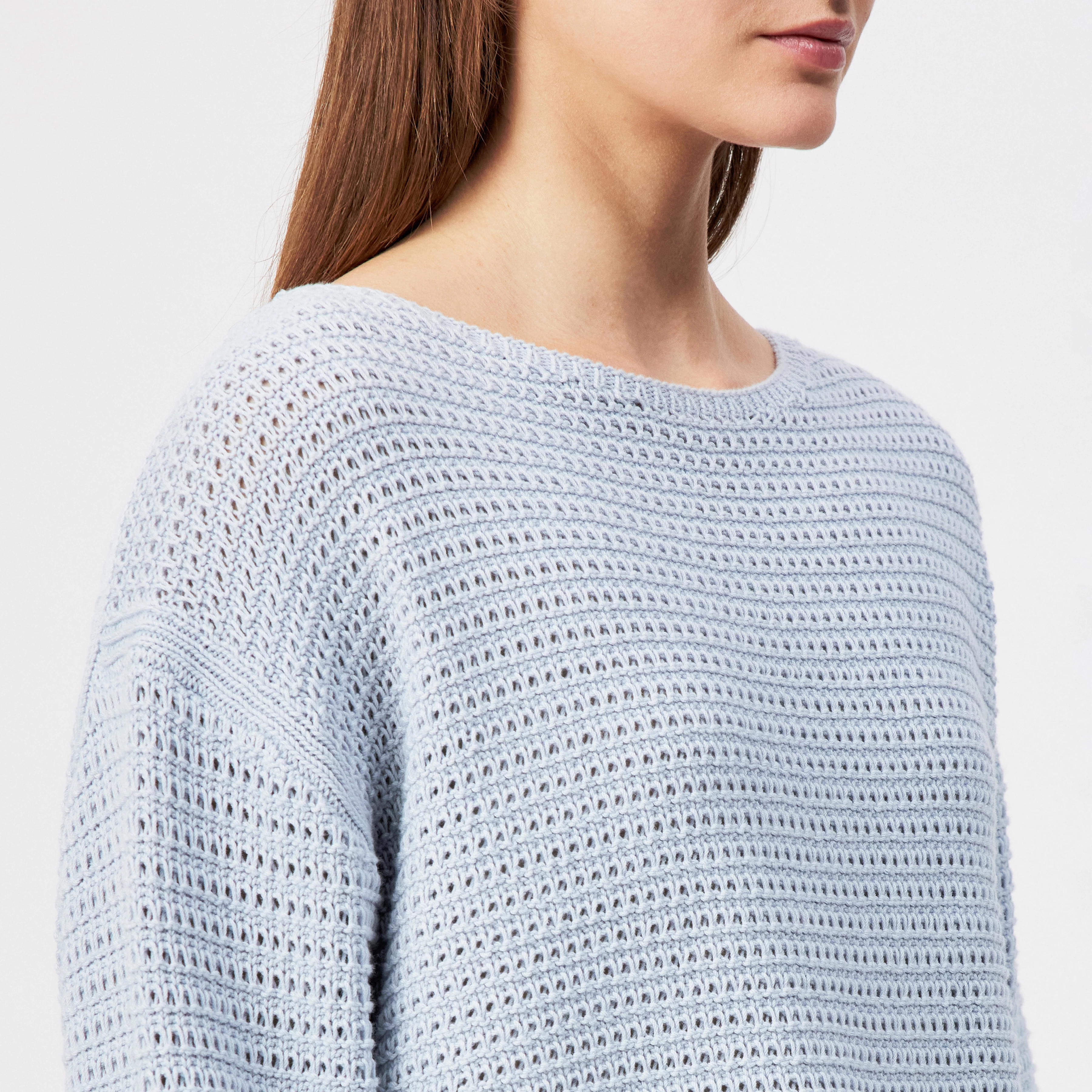 IMENIA_2 - Oversized Cropped Pullover in Grobstrick - Damen - blau - Detailansicht am Model