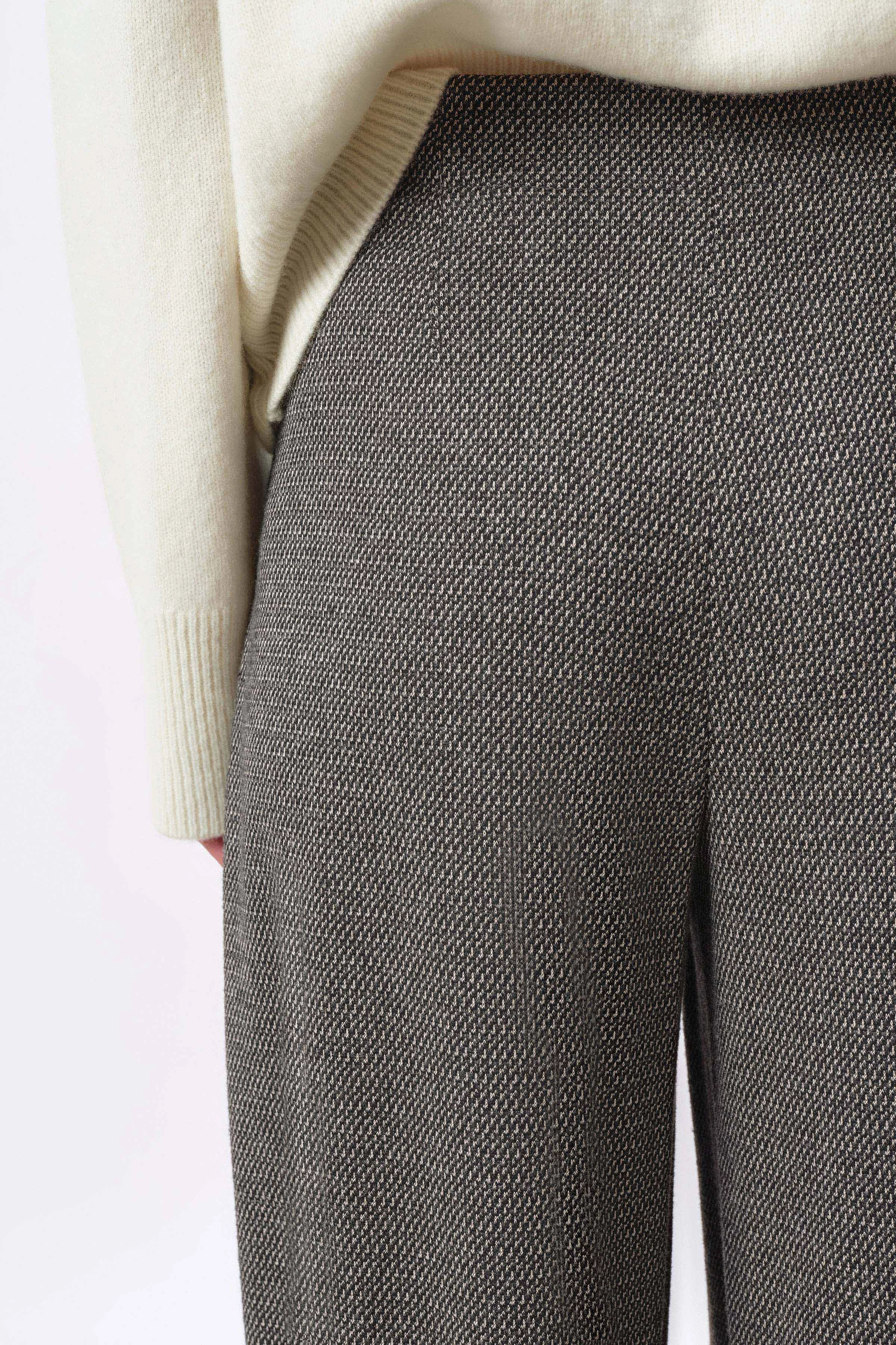 SEAL - barrel-leg trousers in shortened length in jersey - women - grey - Detailansicht am Model