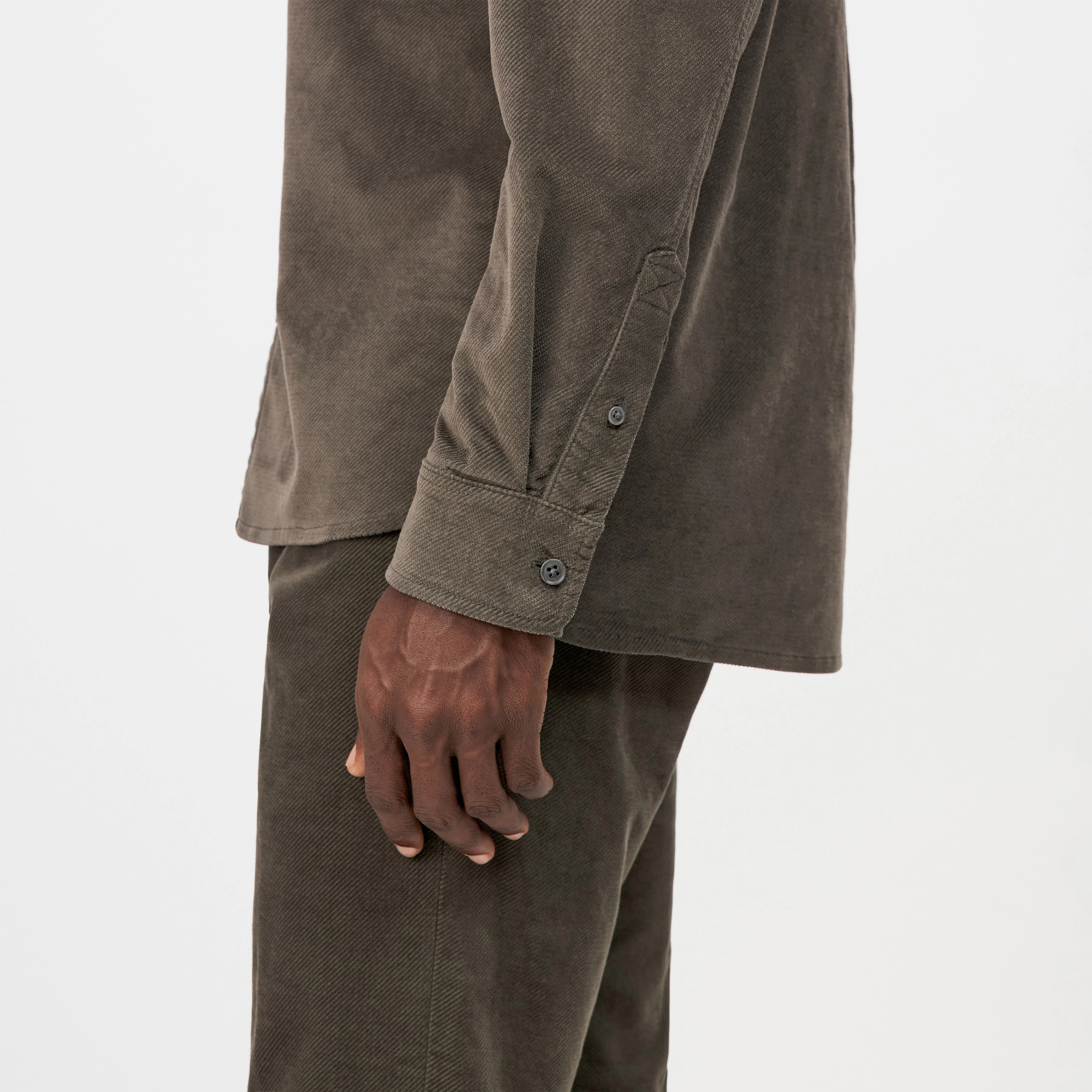 NOWEN - Workwear-inspired shirt in velvet - men - green - Detailansicht am Model