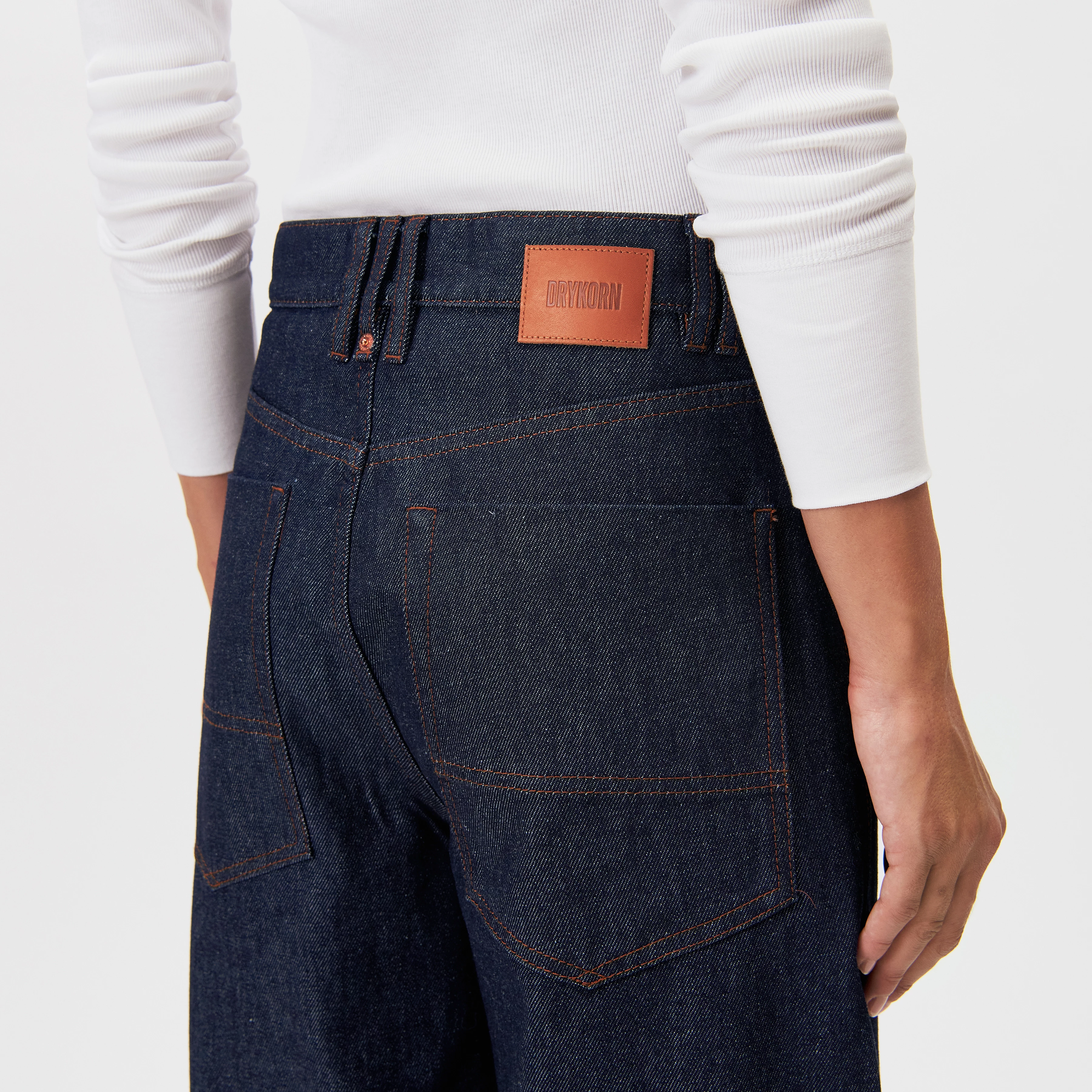 DERIVE - Mid-rise jeans in mid-blue denim - women - blue - Detailansicht am Model