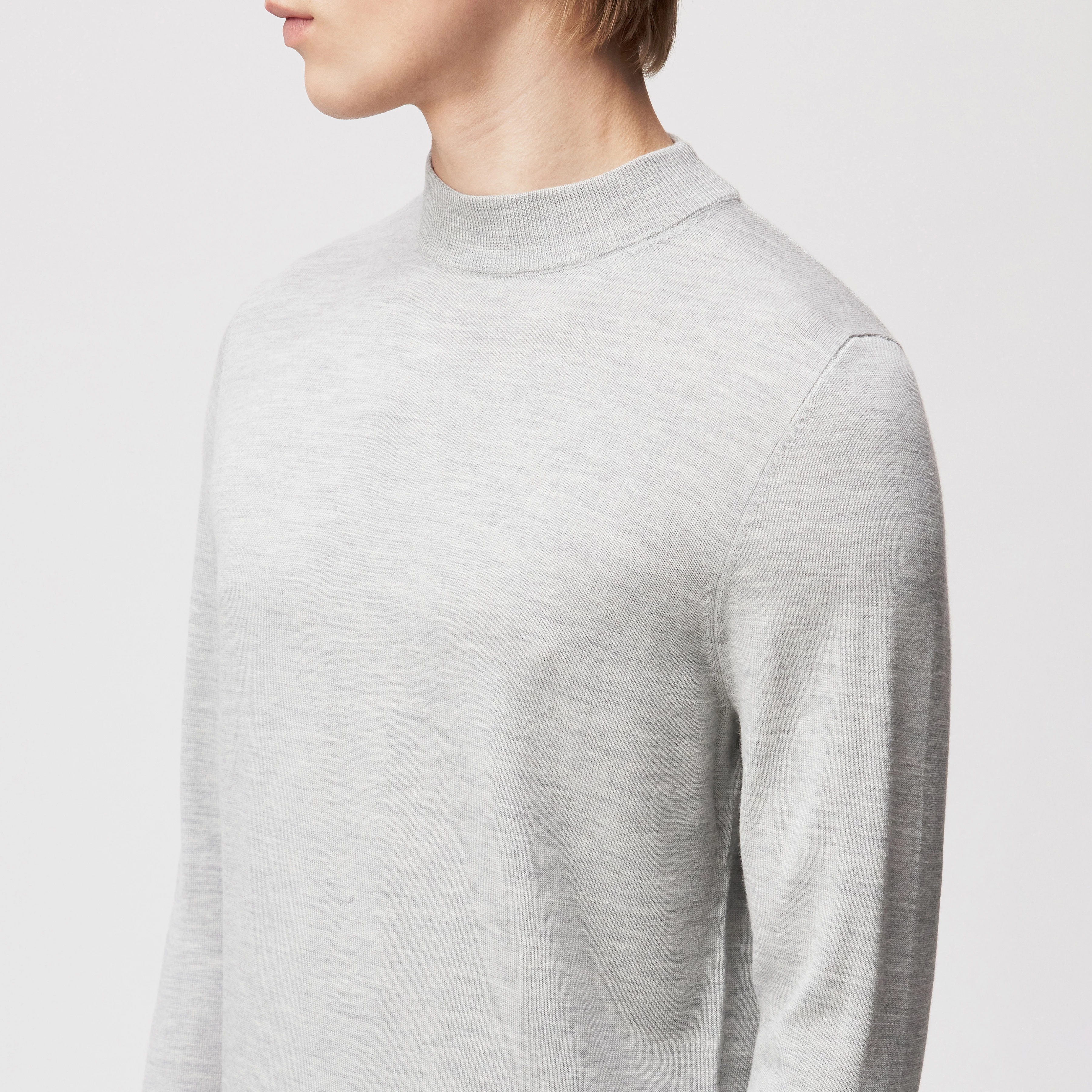 ARWON - Fitted Rollkragenpullover in 100% Merinowolle - Herren - grau - Detailansicht am Model