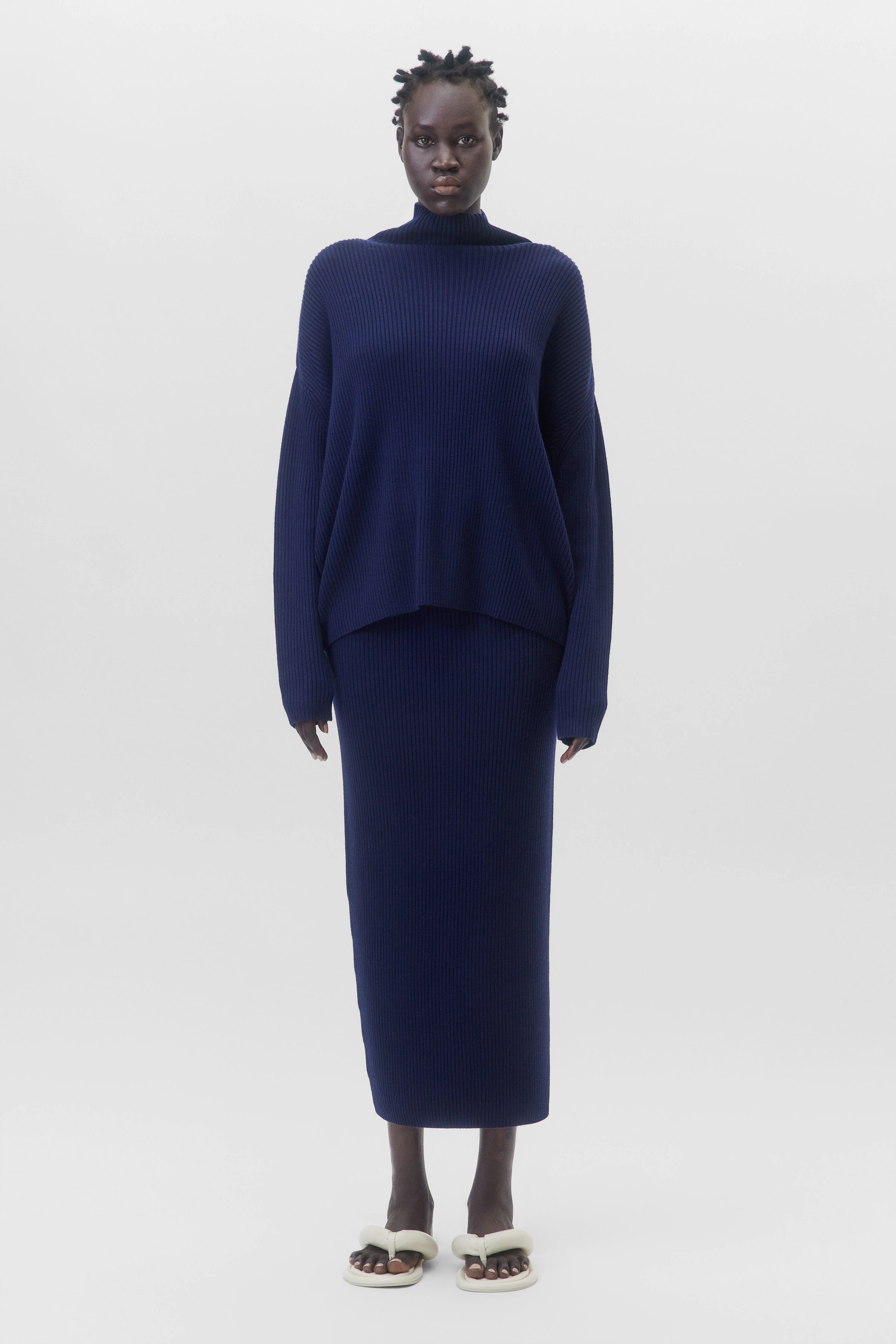 LIORA_2 - Rollkragenpullover in Merinowolle - Damen - blau - Ganzkörper-Frontansicht