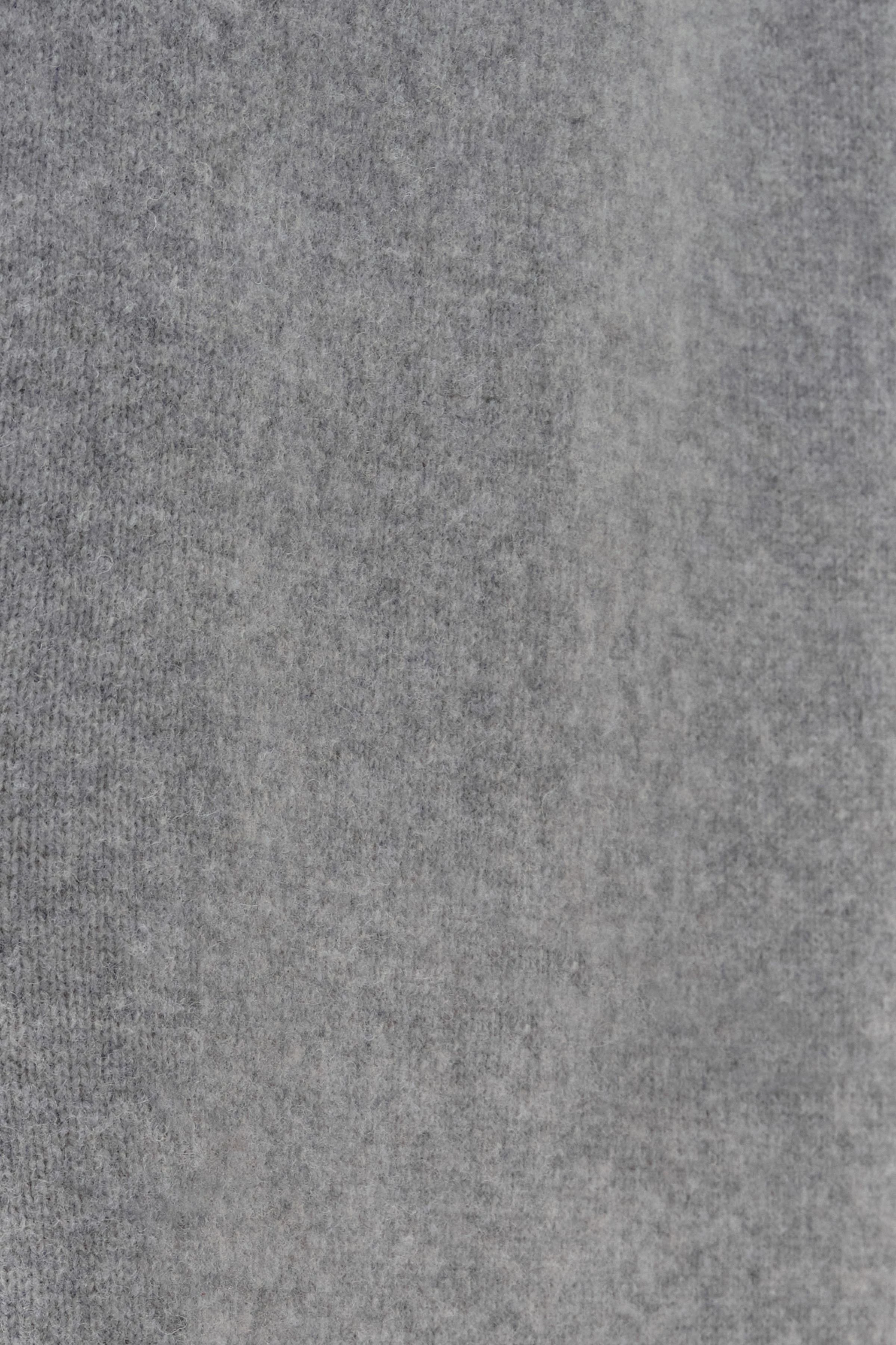 SASTERA - Midi-Strickkleid aus Schurwolle - Damen - grau - Detailansicht am Model