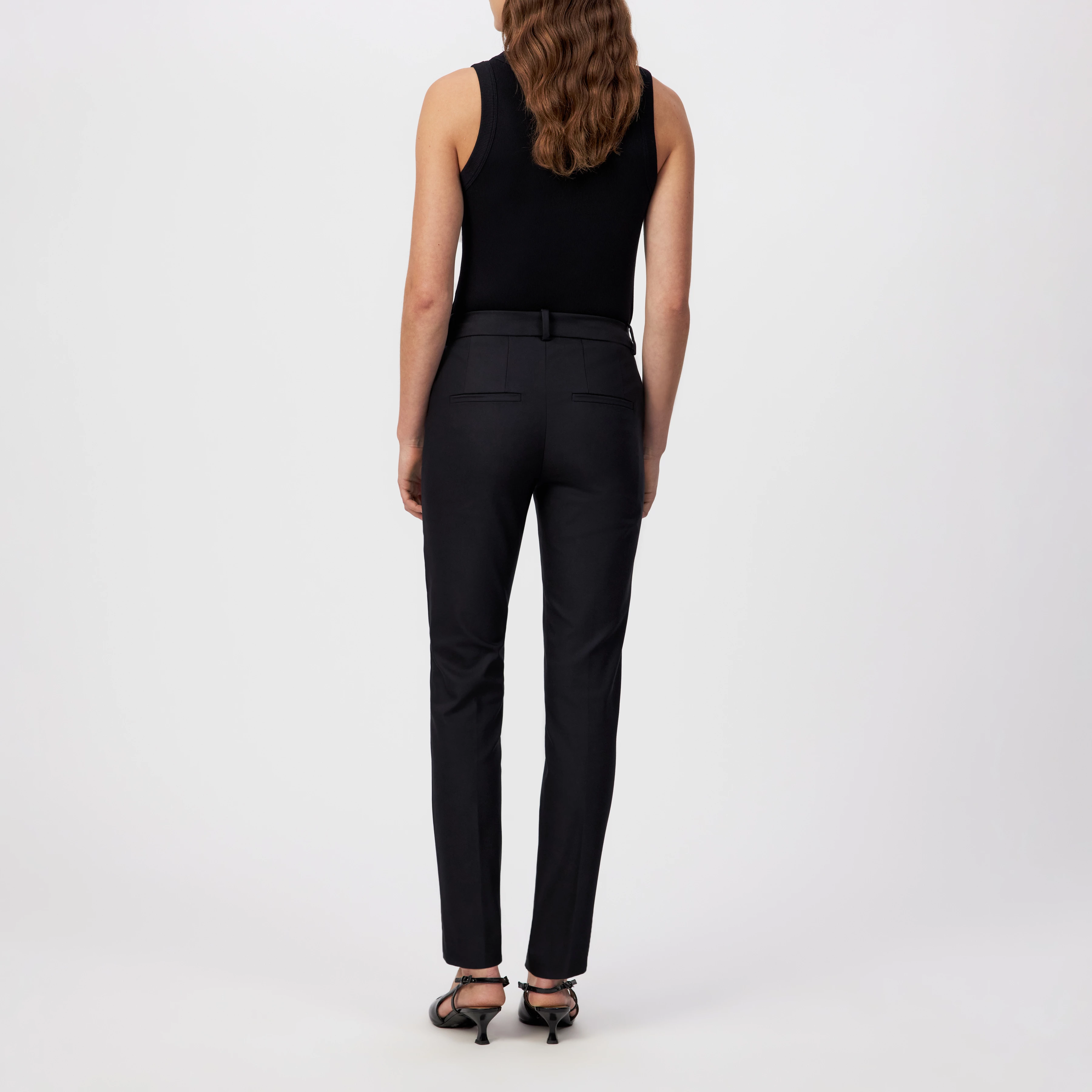 ACT - Schlanke Karotte mit Biese in Technostretch-Satin - Damen - schwarz - Rückansicht