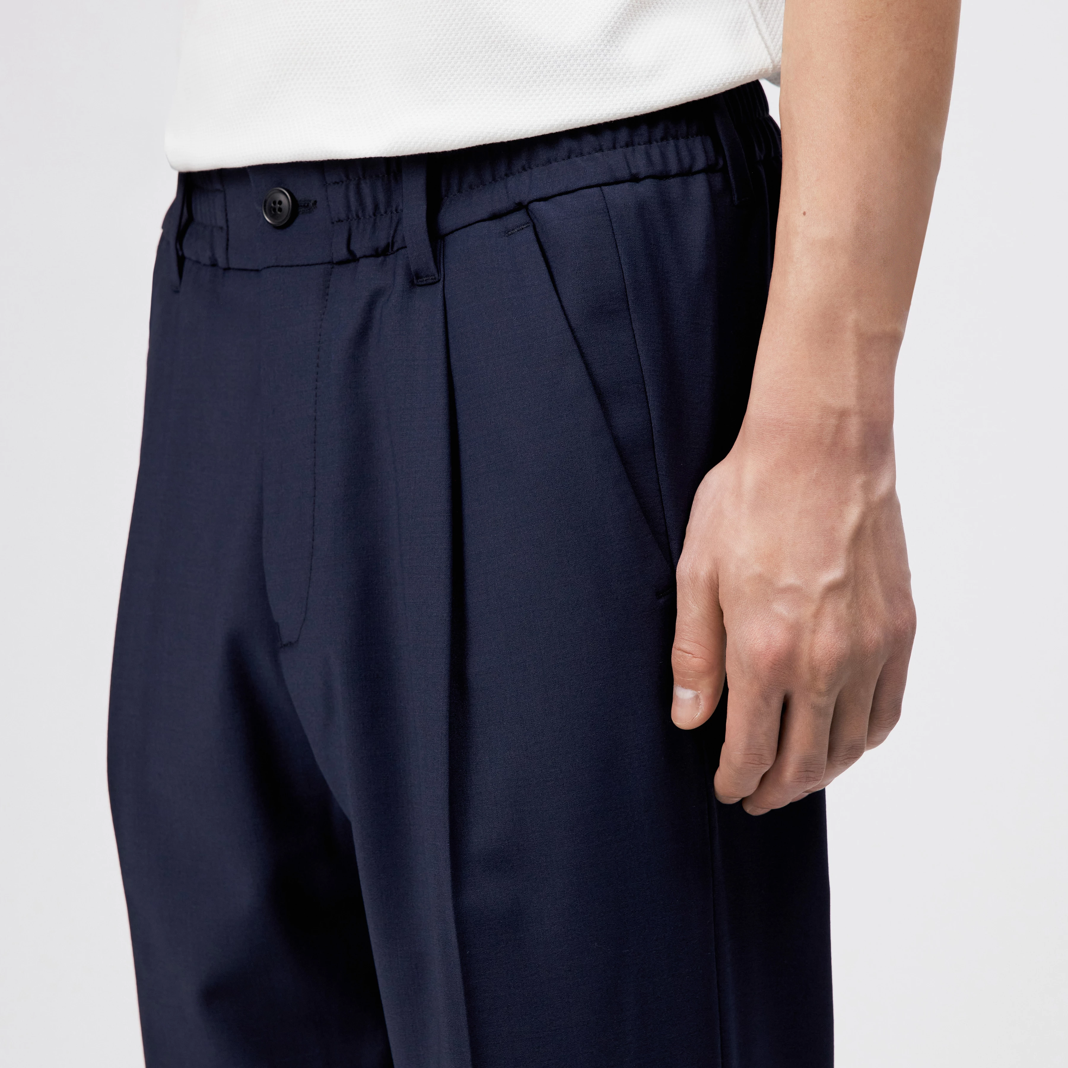 CHASY - Pantalon casual avec pli à la taille en bi-stretch - men - bleu - Detailansicht am Model