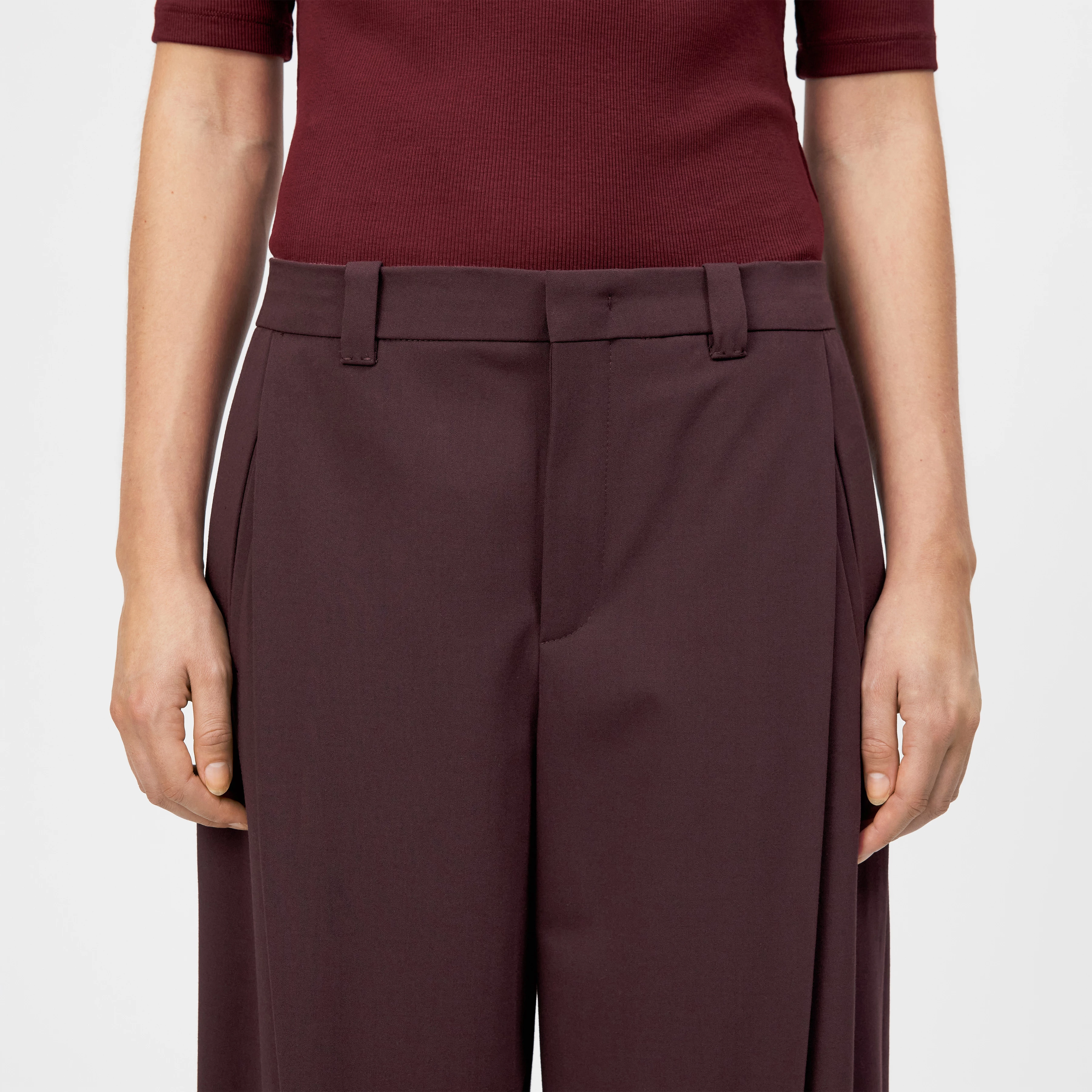 UNPACK - Hose in Viskose-Woll-Mix - Damen - rot - Detailansicht am Model