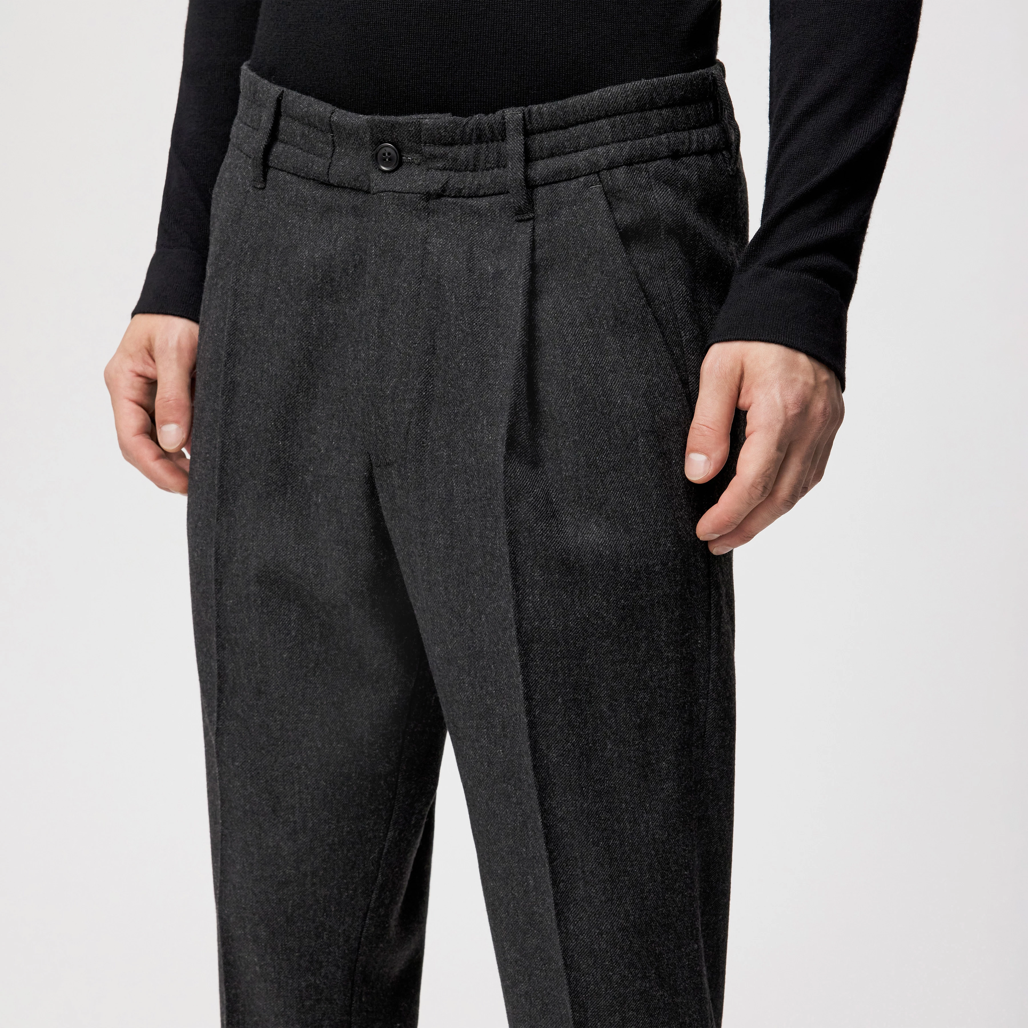 CHASY - Casual Hose mit Bundfalte in softem Woll-Flanell - Herren - grau - Detailansicht am Model