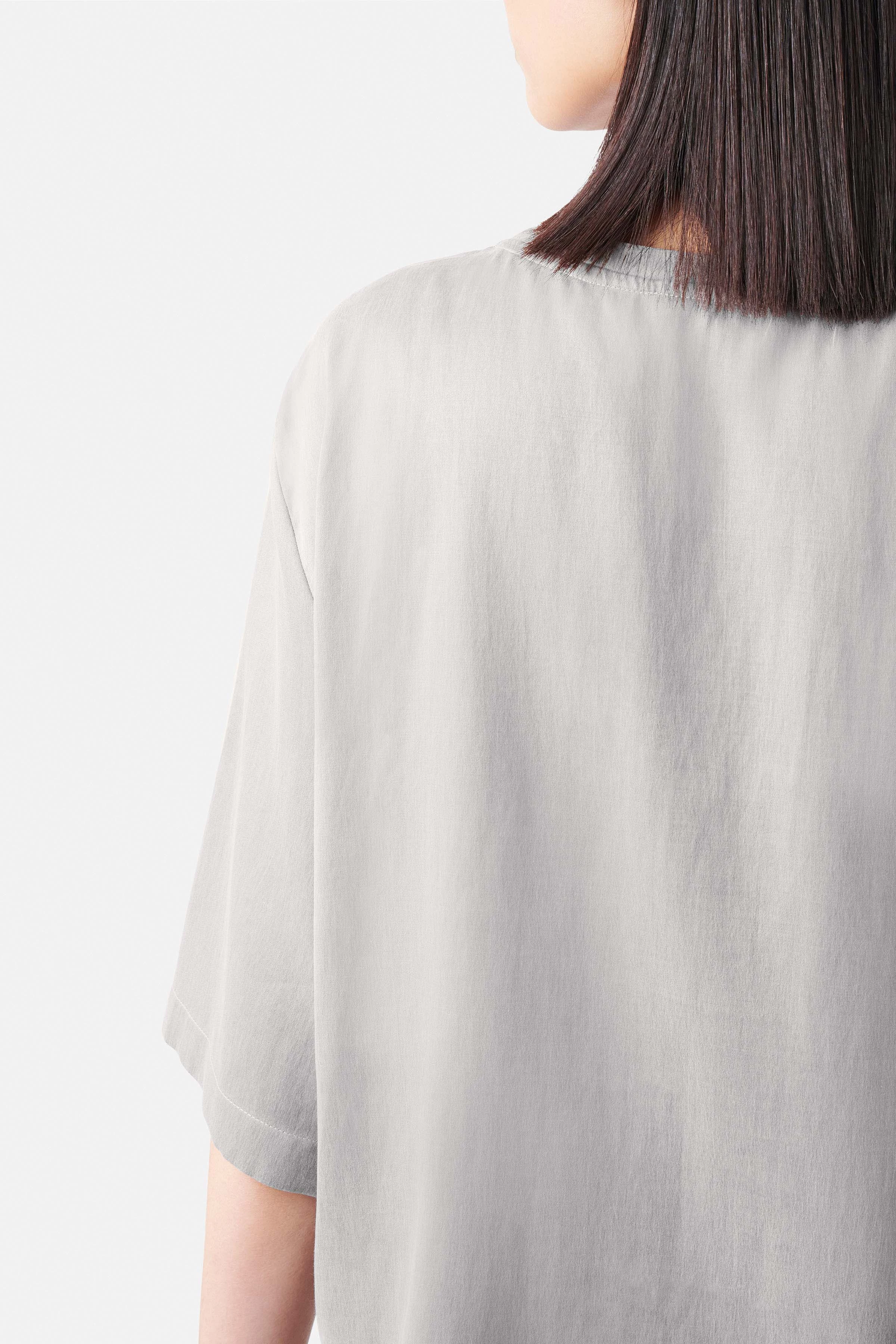 DIEDRA - Shirt-Bluse in fließendem Cupro - Damen - grau - Detailansicht am Model