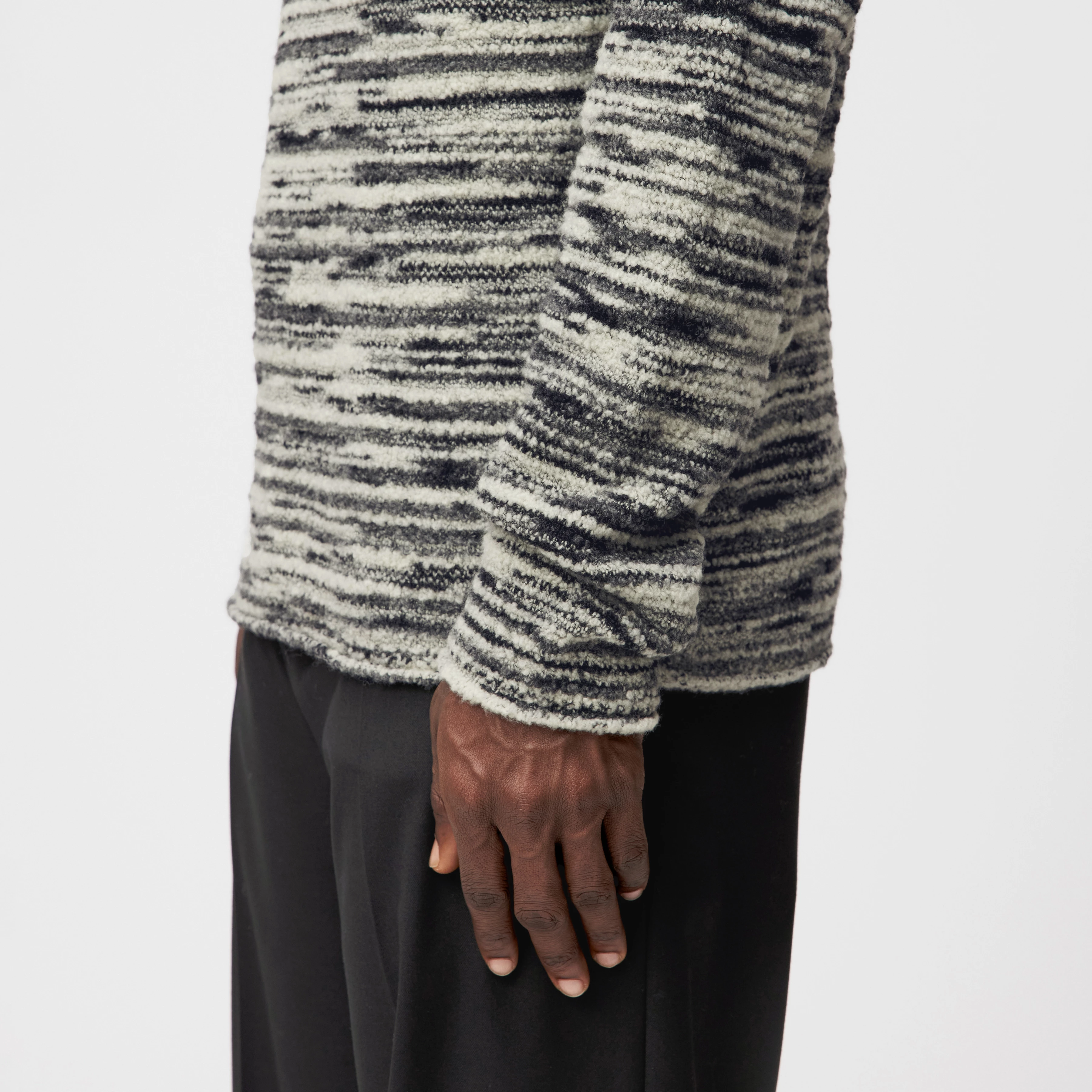 LEANDO - Rundhalspullover in Woll-Mix - Herren - grau - Detailansicht am Model