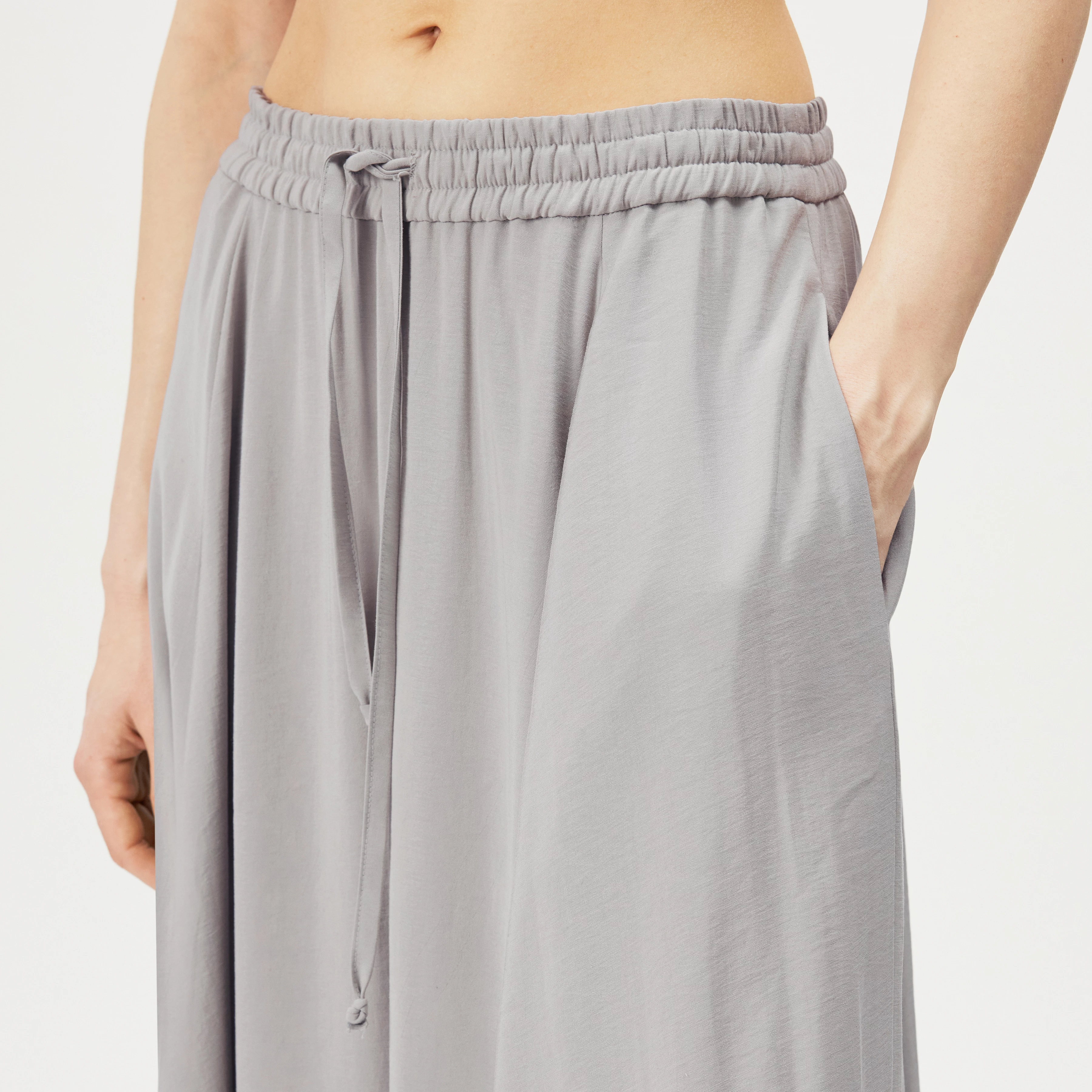QERIME - Modal twill pleated skirt - women - grey - Detailansicht am Model